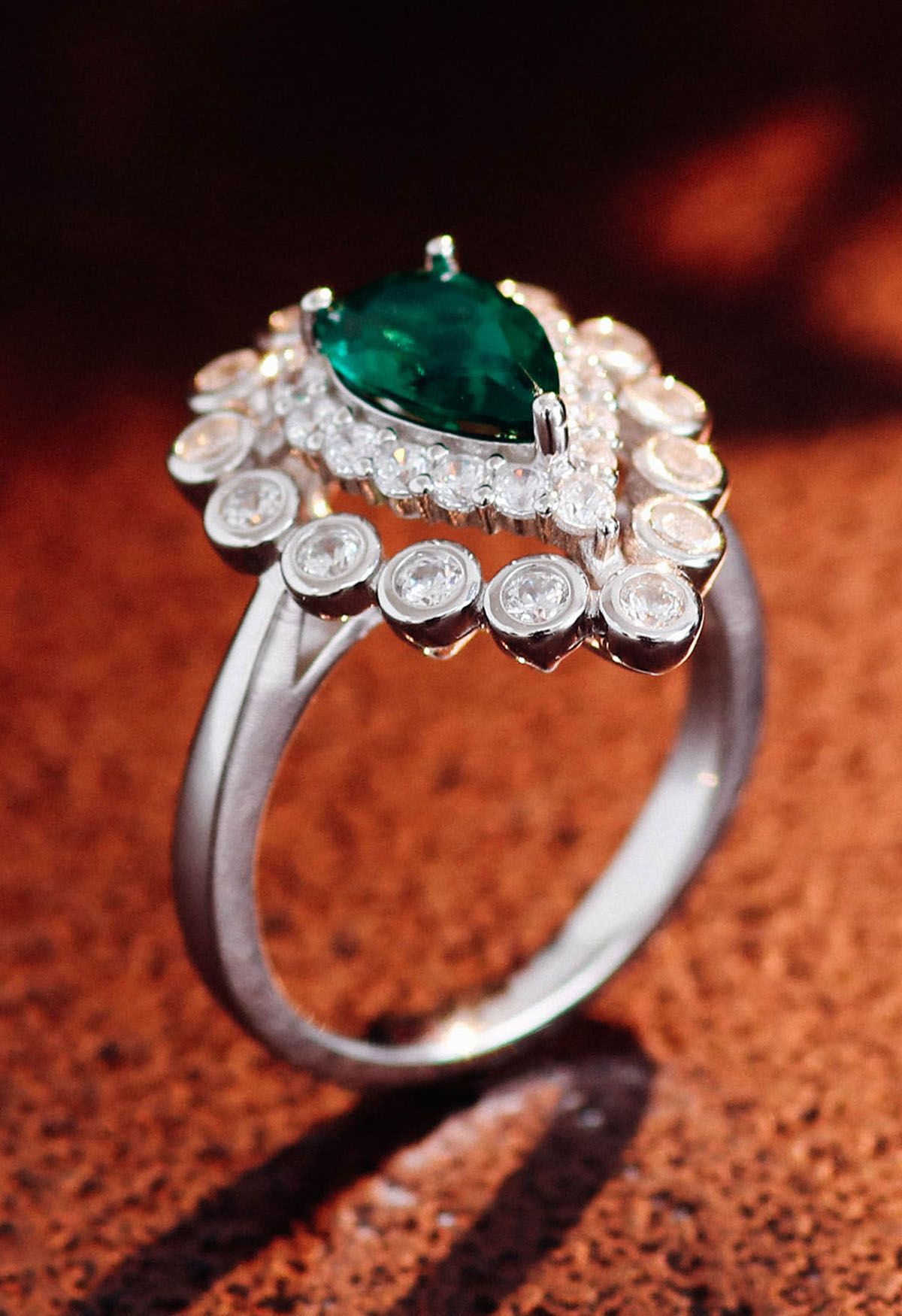 Anello con rifiniture di diamanti con gemme di smeraldo di pera