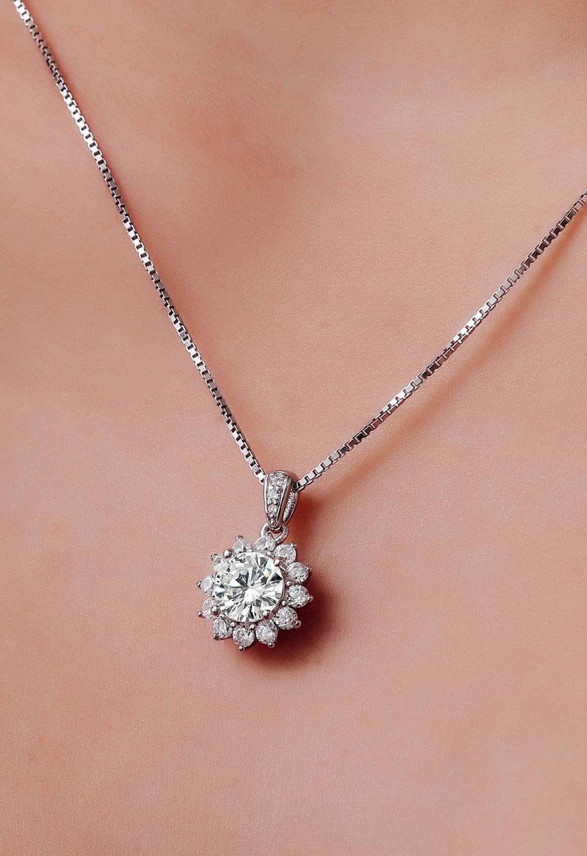 Collana di diamanti Moissanite con alone floreale in fiore