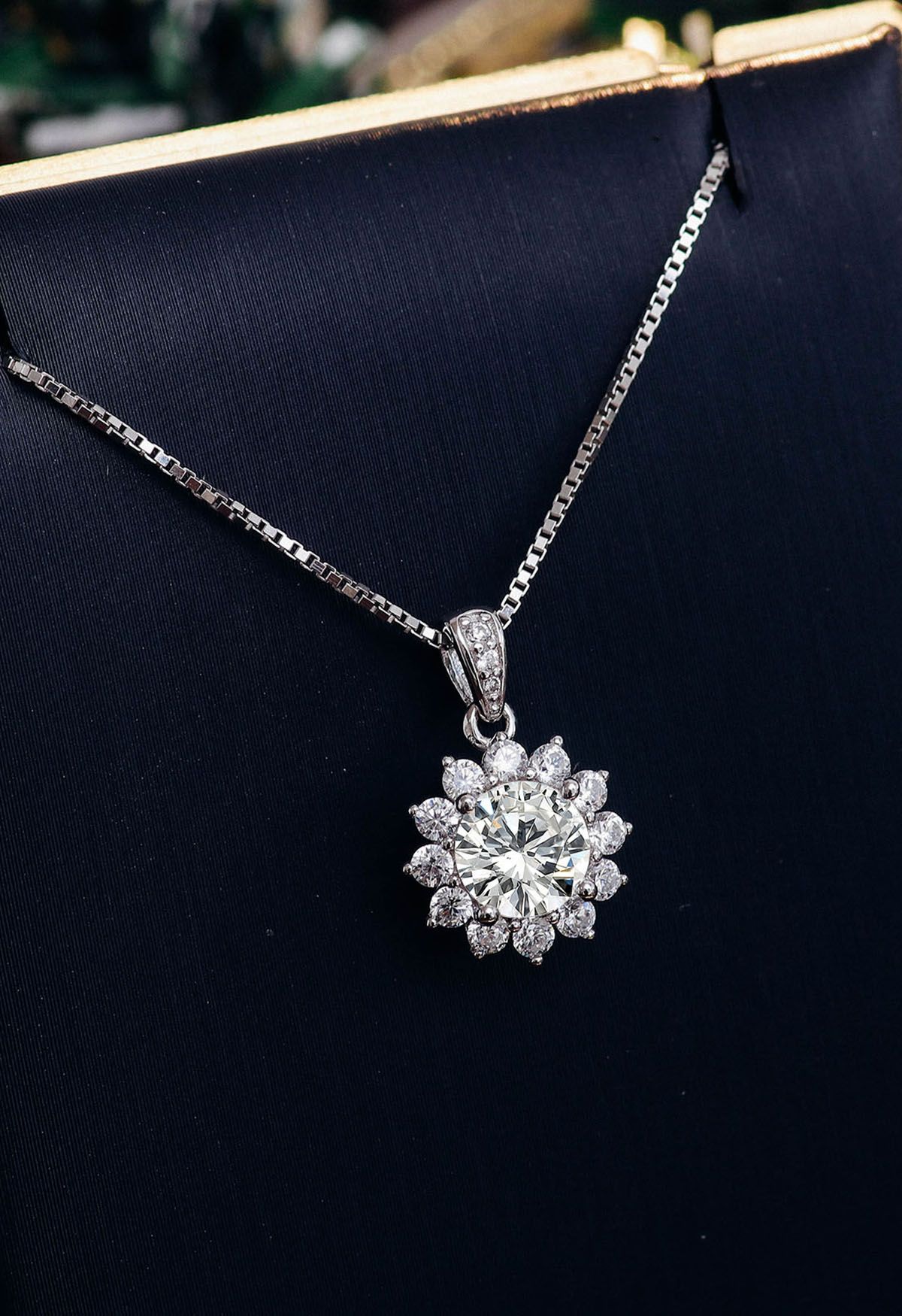 Collana di diamanti Moissanite con alone floreale in fiore