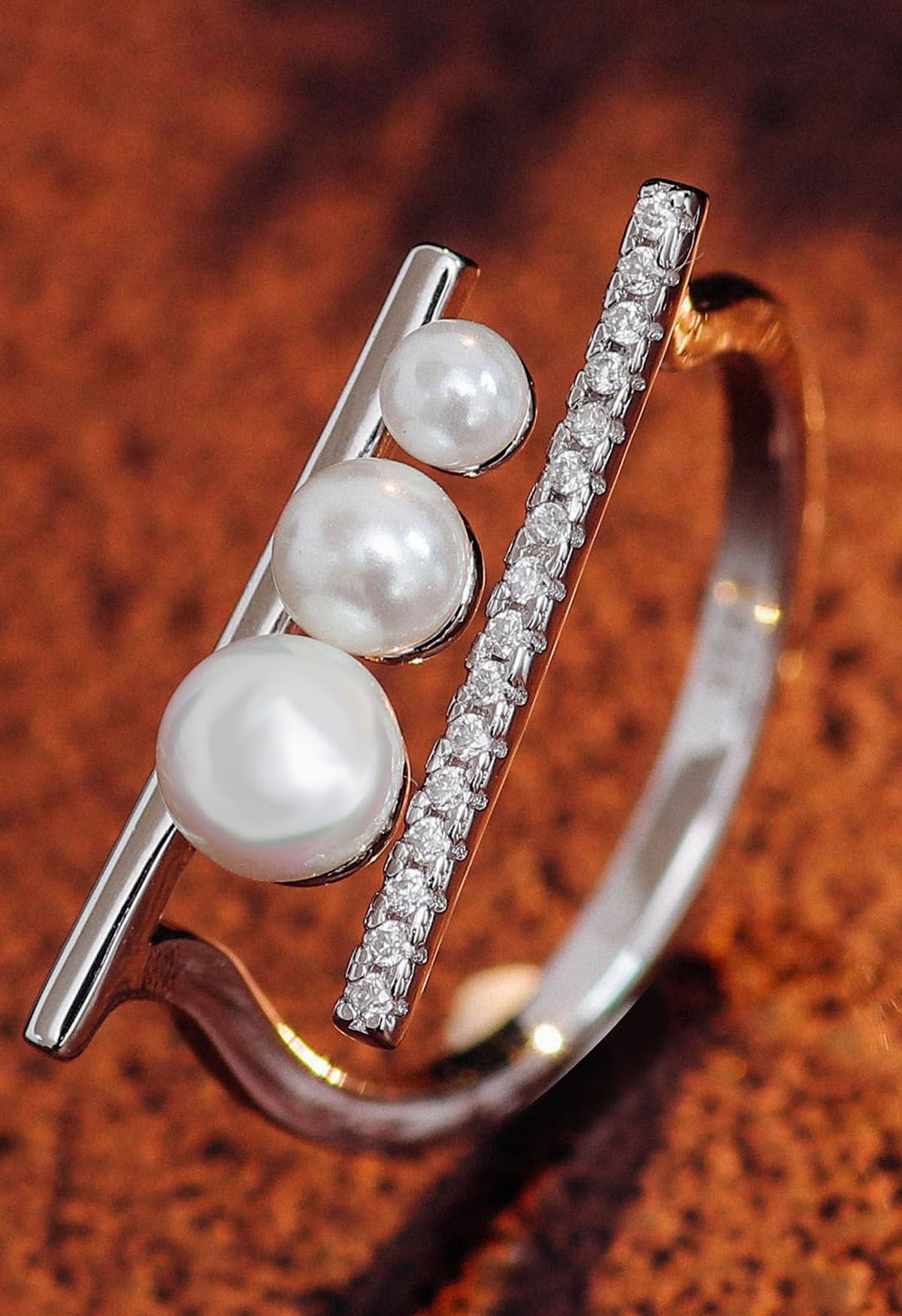 Anello di perle con rifiniture di diamanti a canale