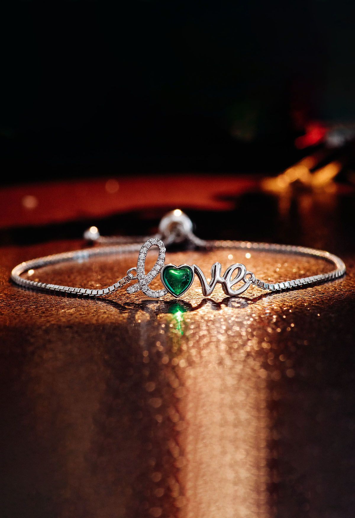 Bracciale smeraldo a forma di cuore con segno d'amore