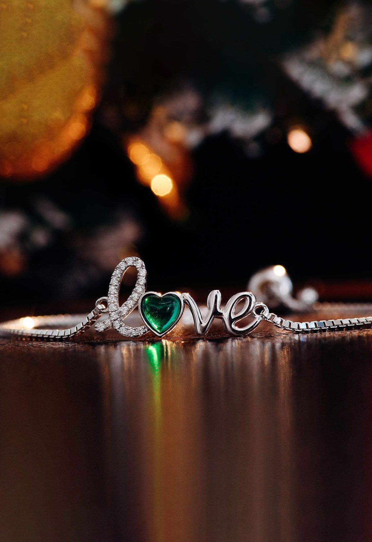 Bracciale smeraldo a forma di cuore con segno d'amore