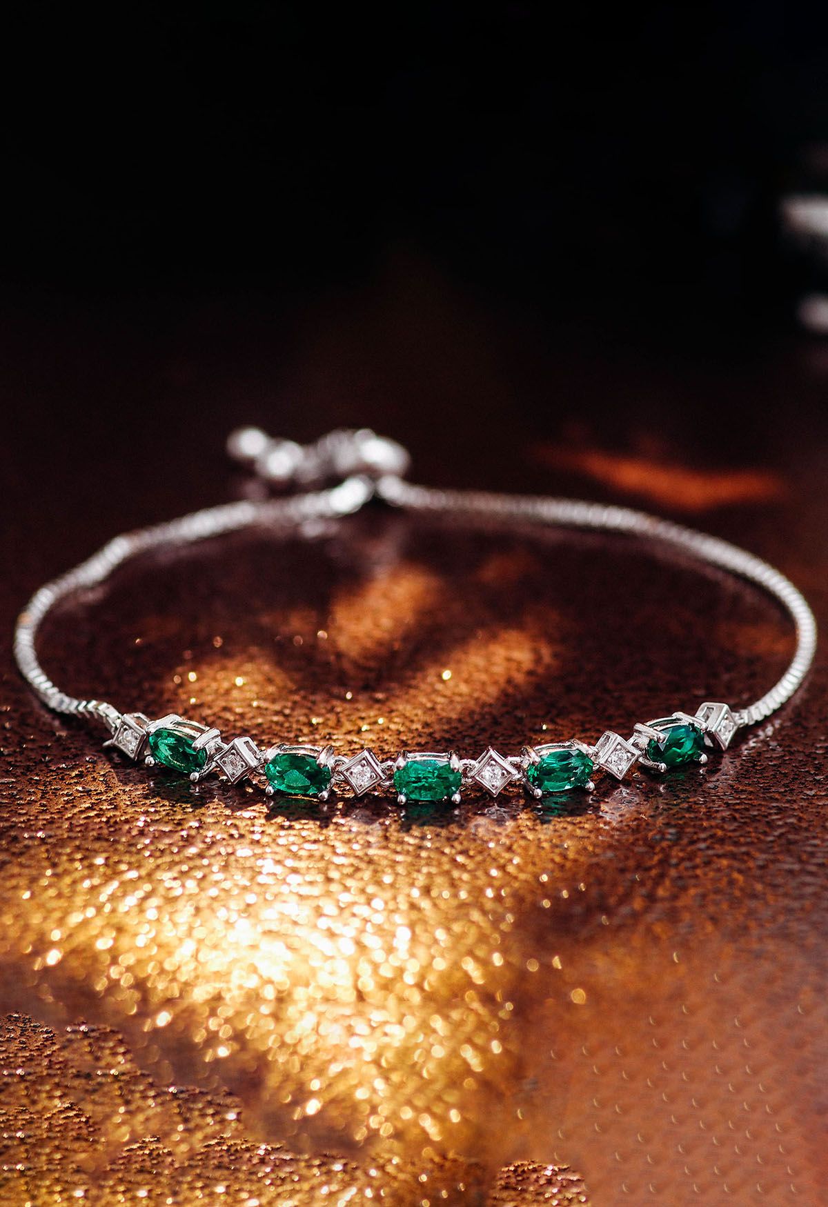 Bracciale di diamanti con gemme di smeraldo di forma ovale