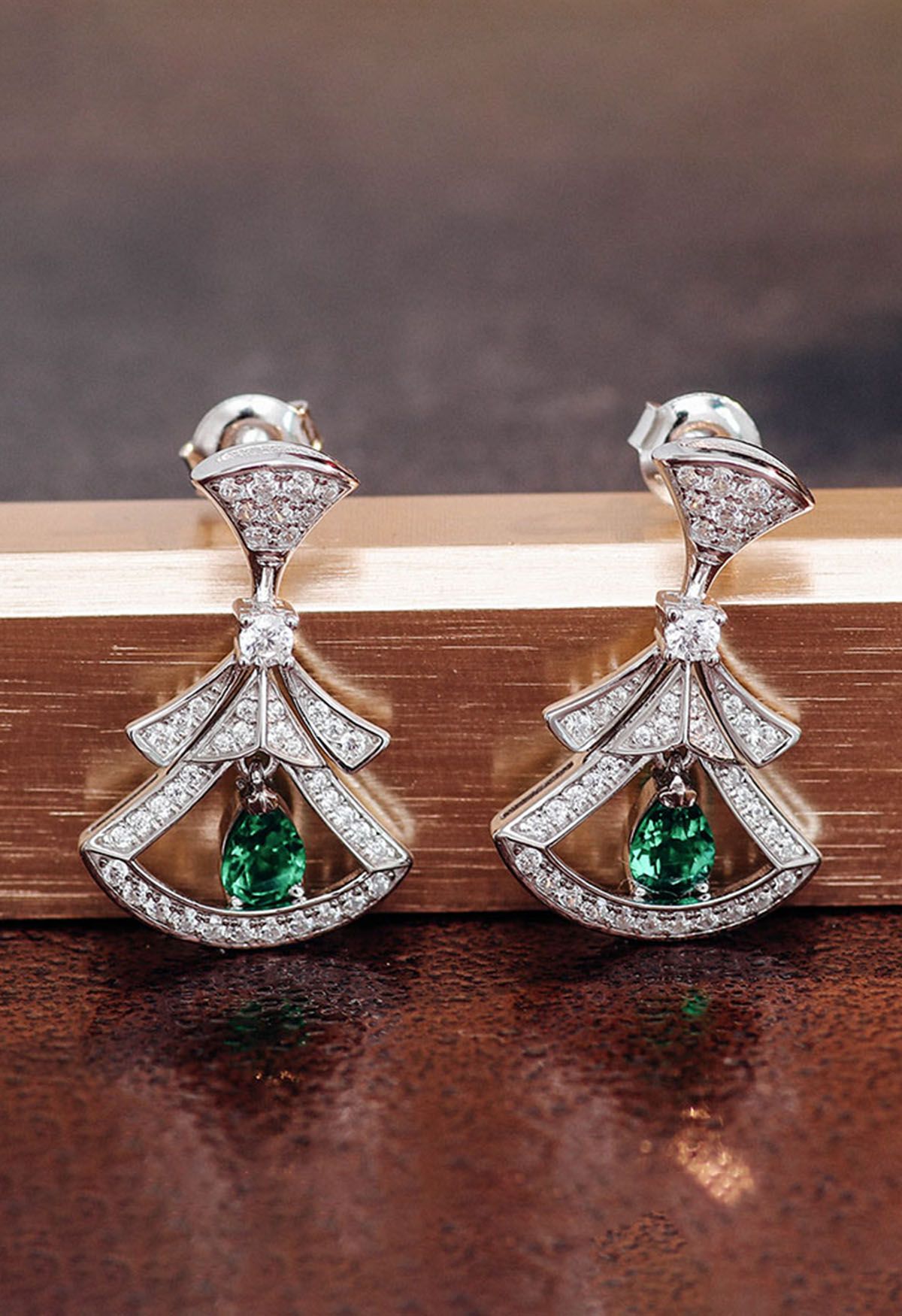 Orecchini con gemme di smeraldo a forma di ventaglio scavate