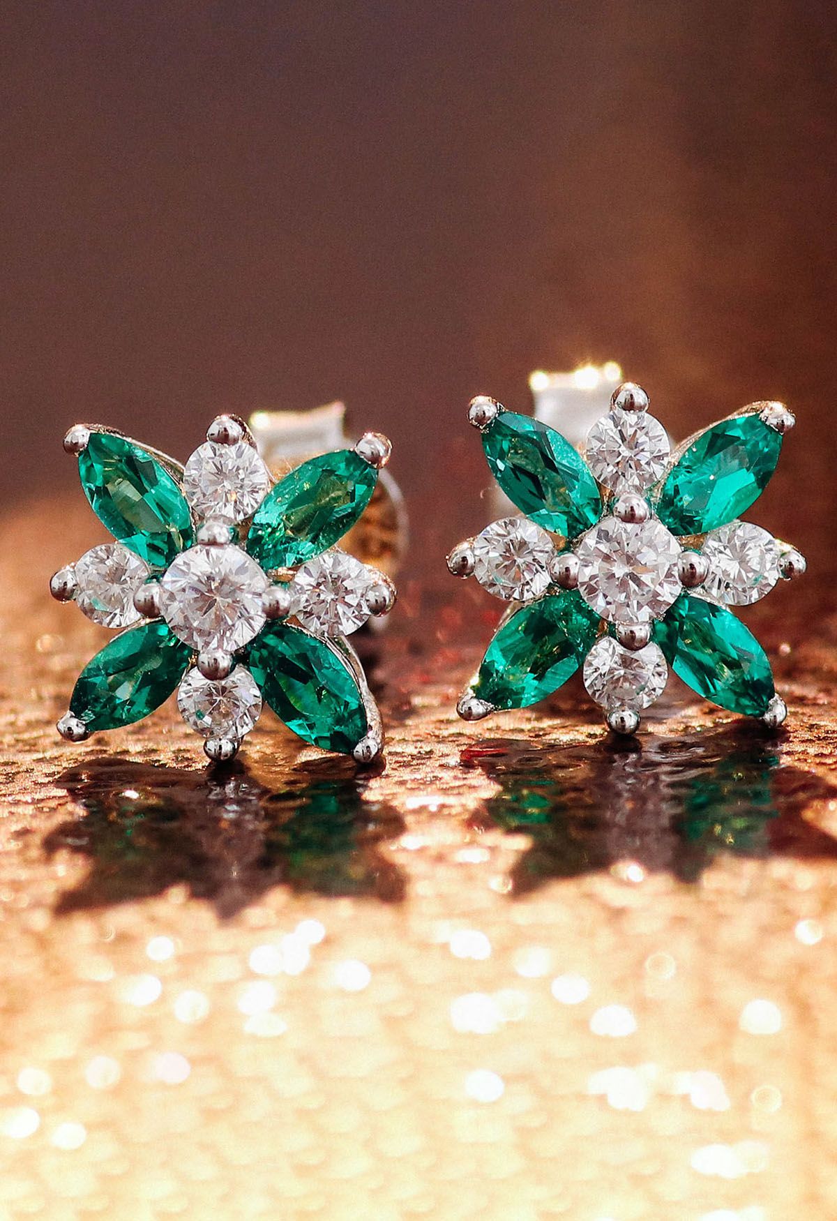 Orecchini a perno con diamanti e smeraldo floreale