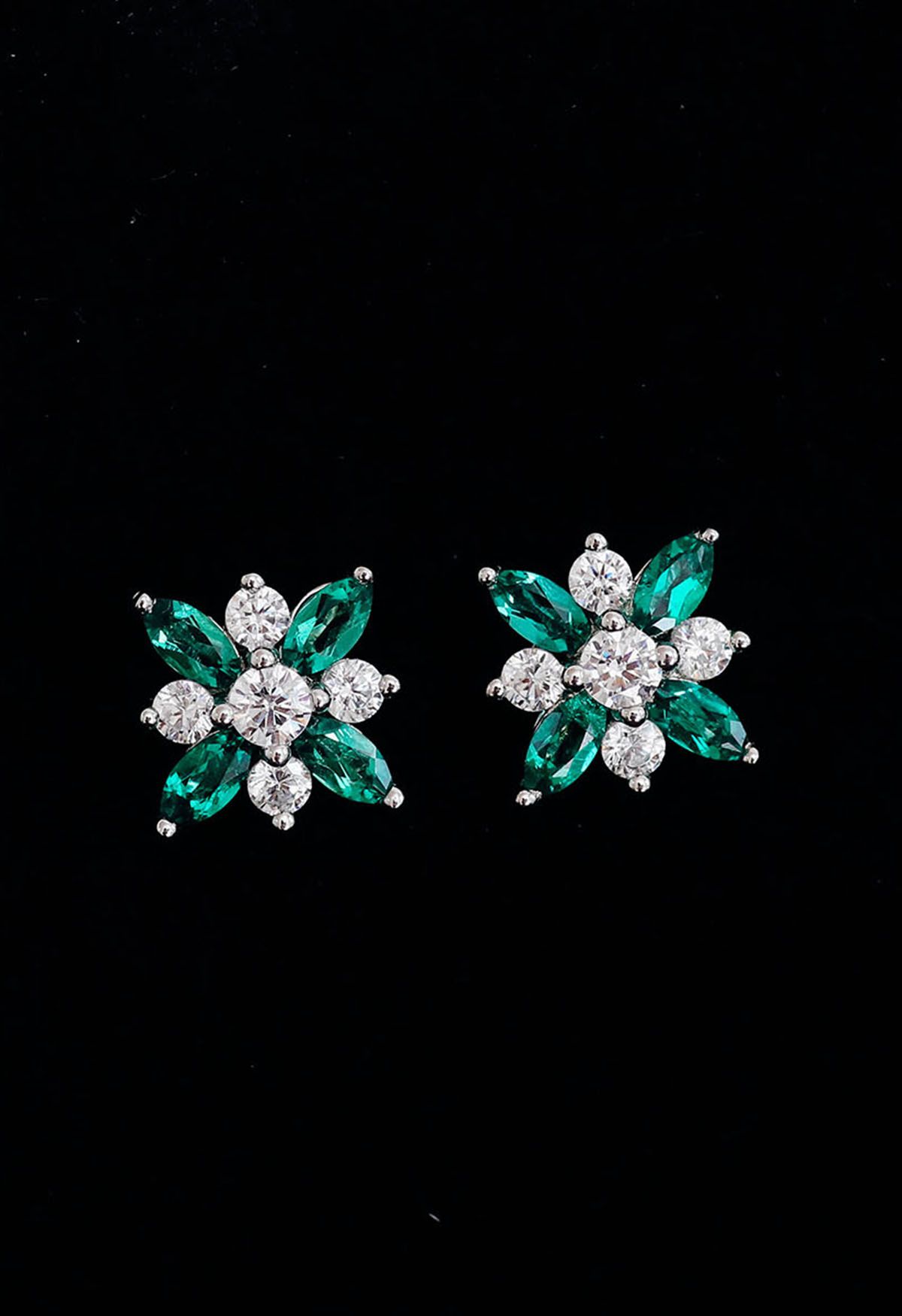 Orecchini a perno con diamanti e smeraldo floreale