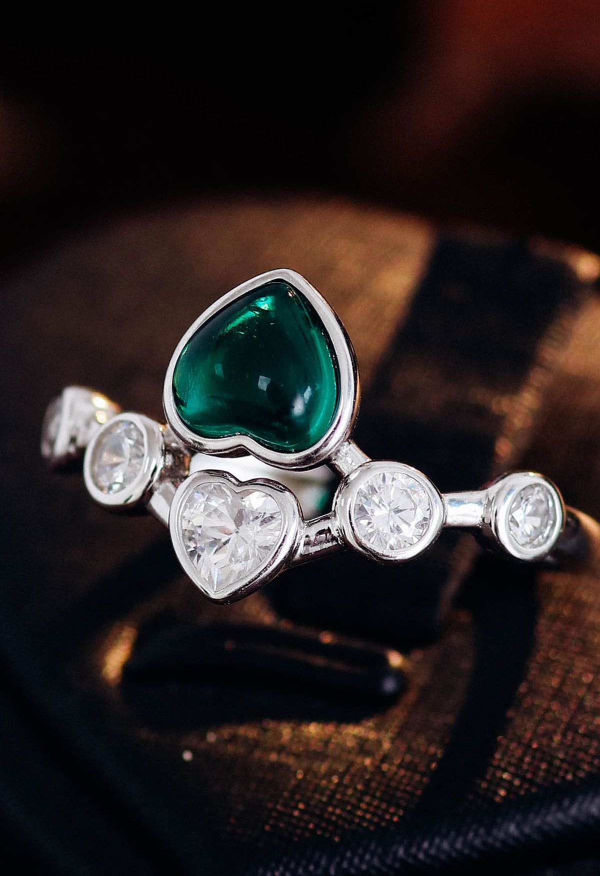 Anello di diamanti con gemma cuore smeraldo