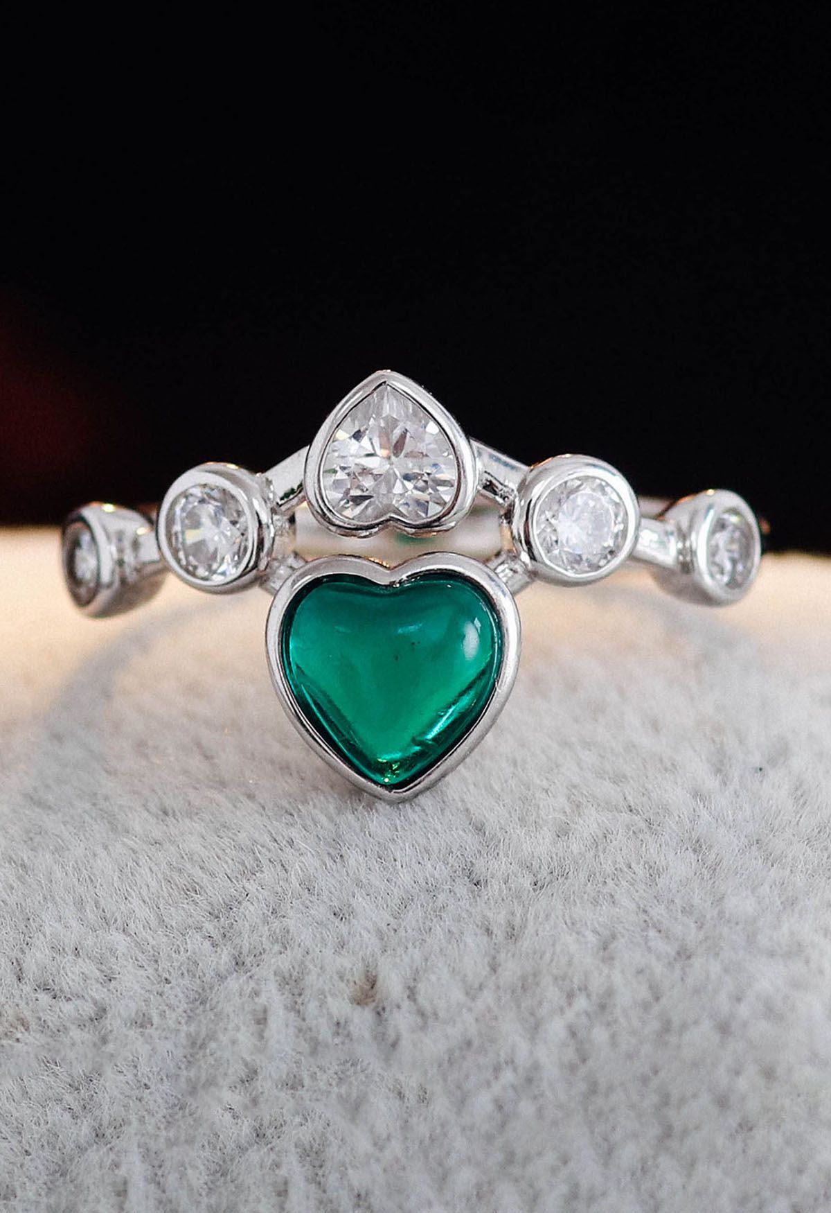 Anello di diamanti con gemma cuore smeraldo