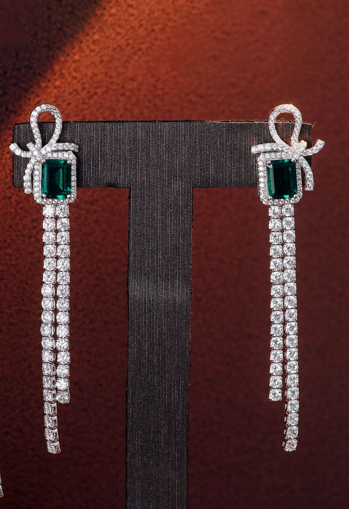 Orecchini pendenti con gemme di diamanti taglio smeraldo