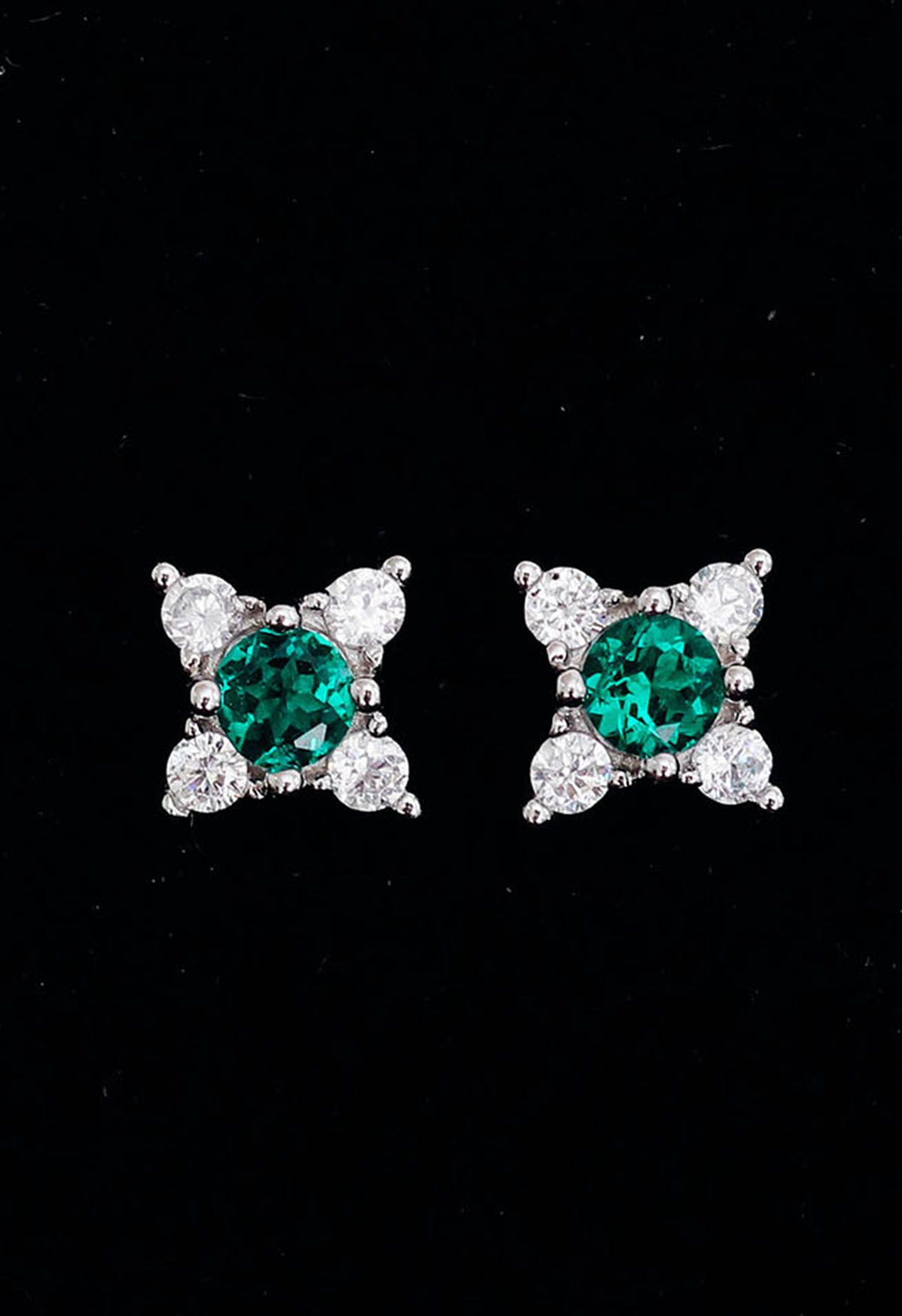 Orecchini con gemme di smeraldo stella a quattro angoli