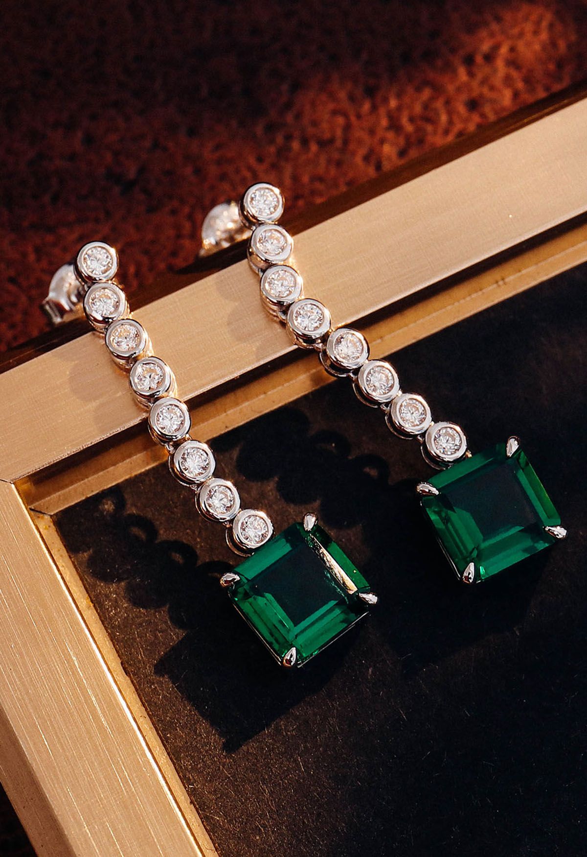 Orecchini pendenti con gemme di smeraldo con taglio Asscher