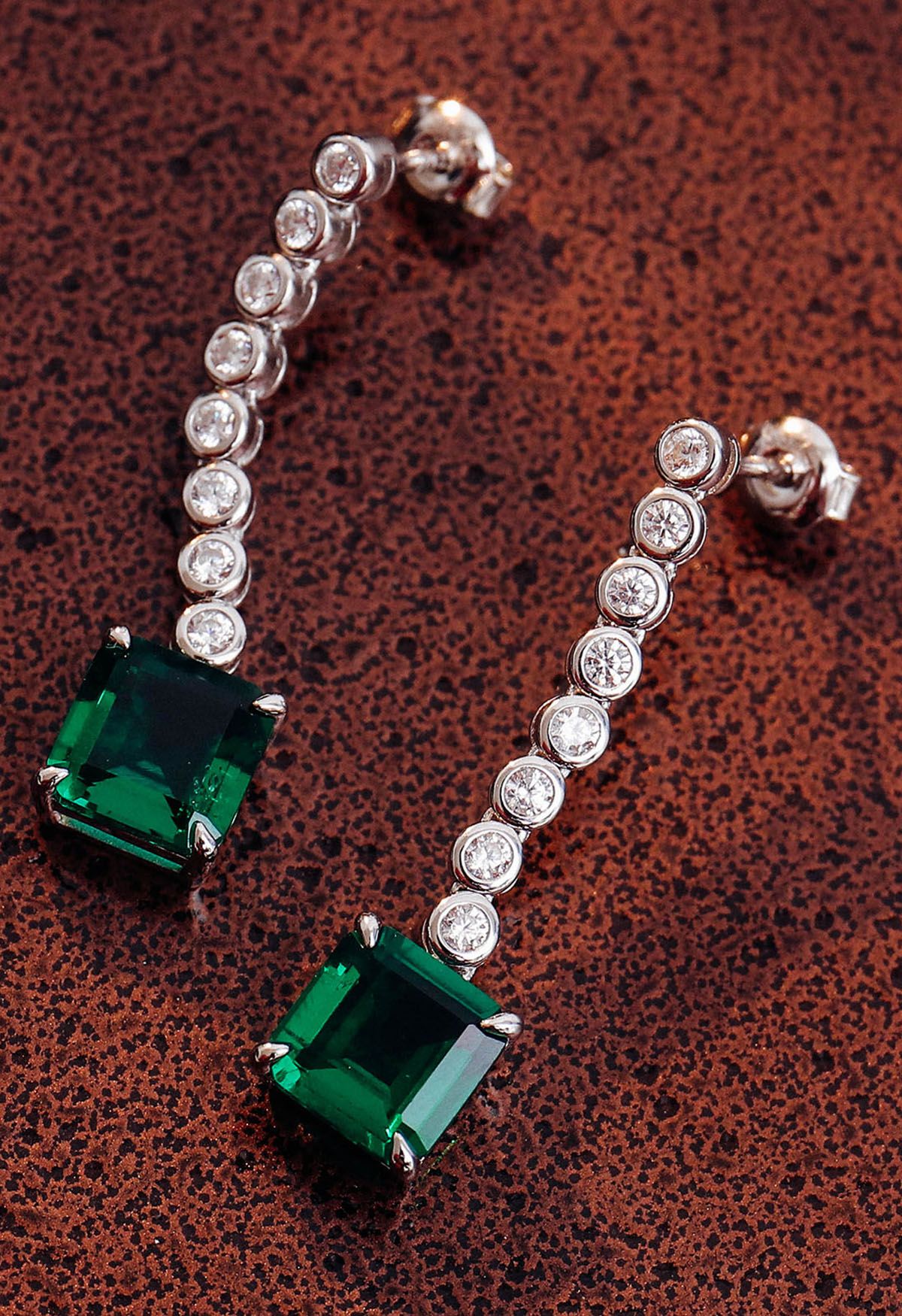 Orecchini pendenti con gemme di smeraldo con taglio Asscher