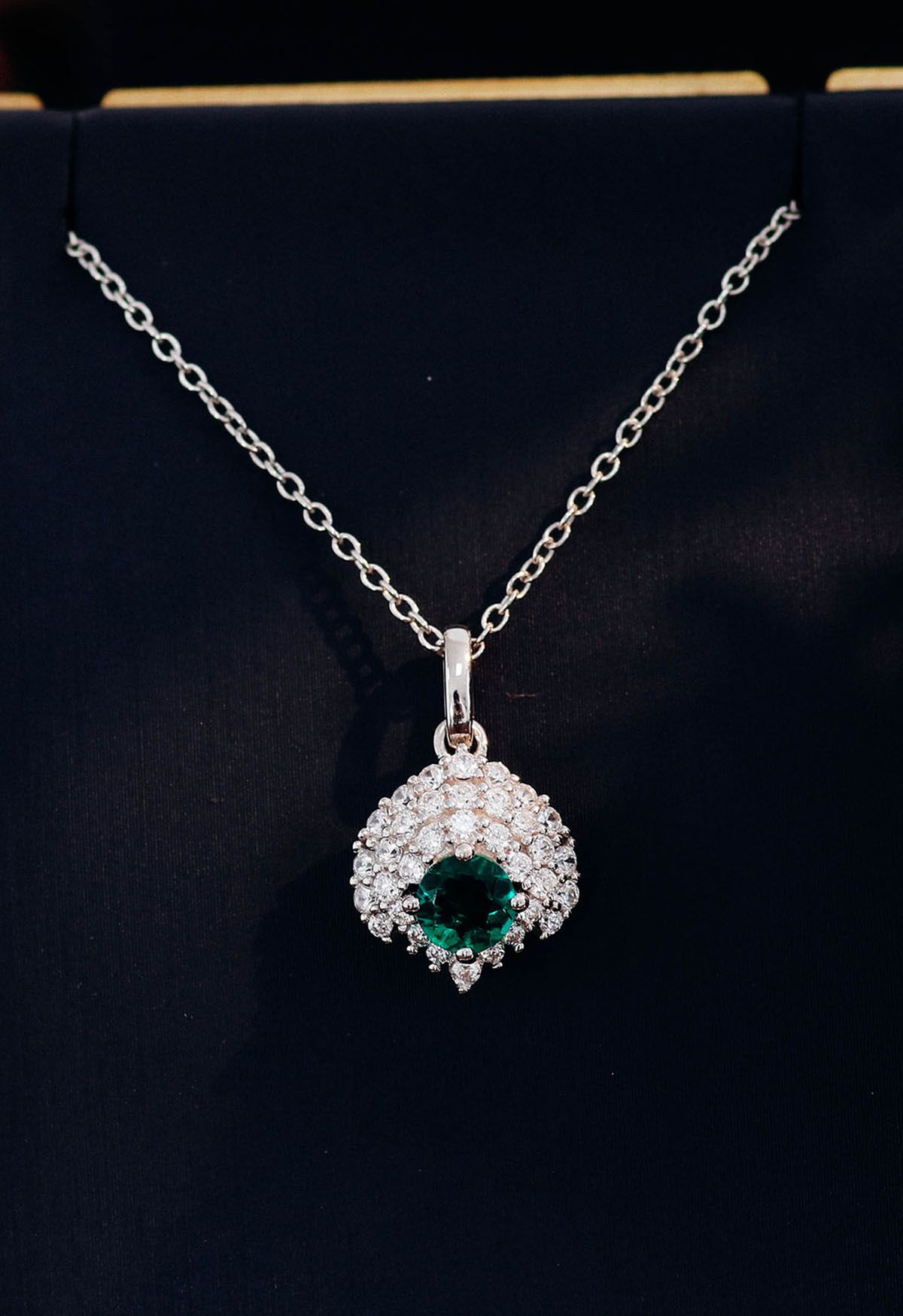 Collana con decorazioni di diamanti con gemme di smeraldo