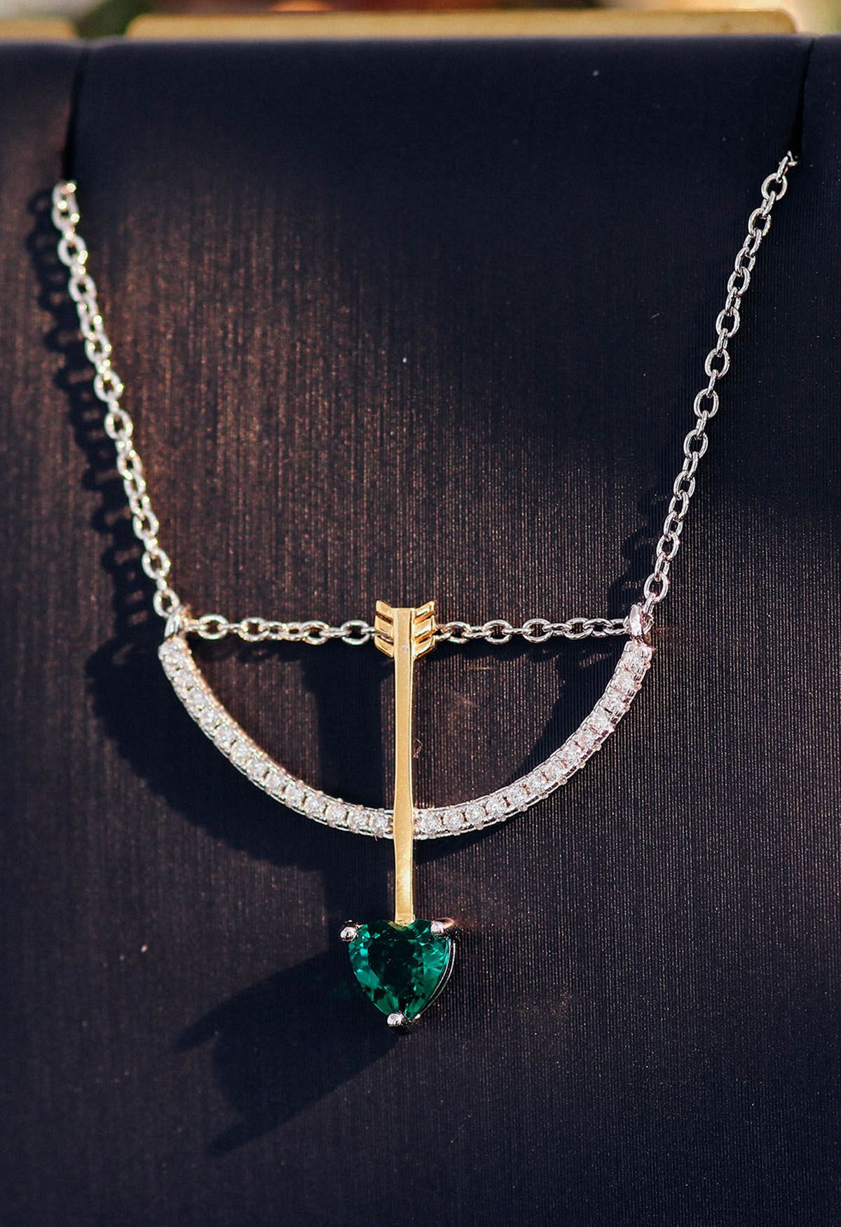 Collana di gemme di smeraldo con freccia di Cupido