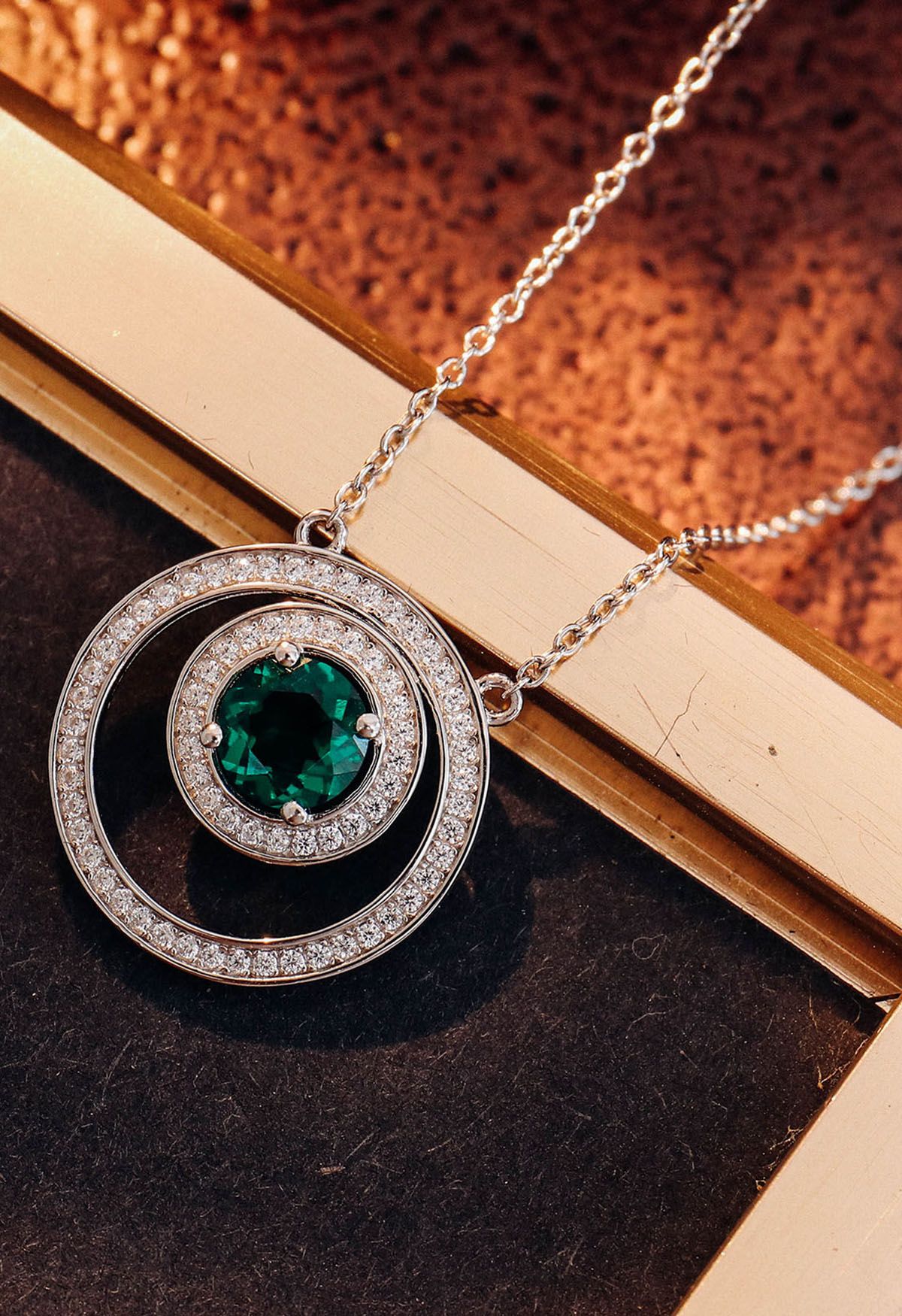 Collana con gemme di smeraldo a doppio cerchio