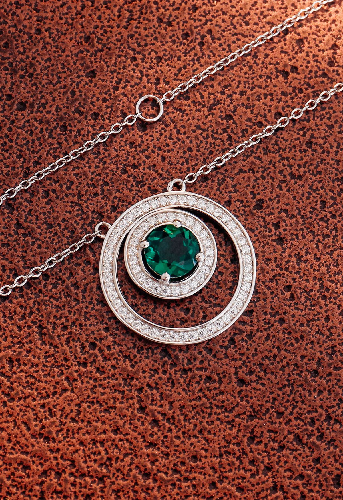 Collana con gemme di smeraldo a doppio cerchio