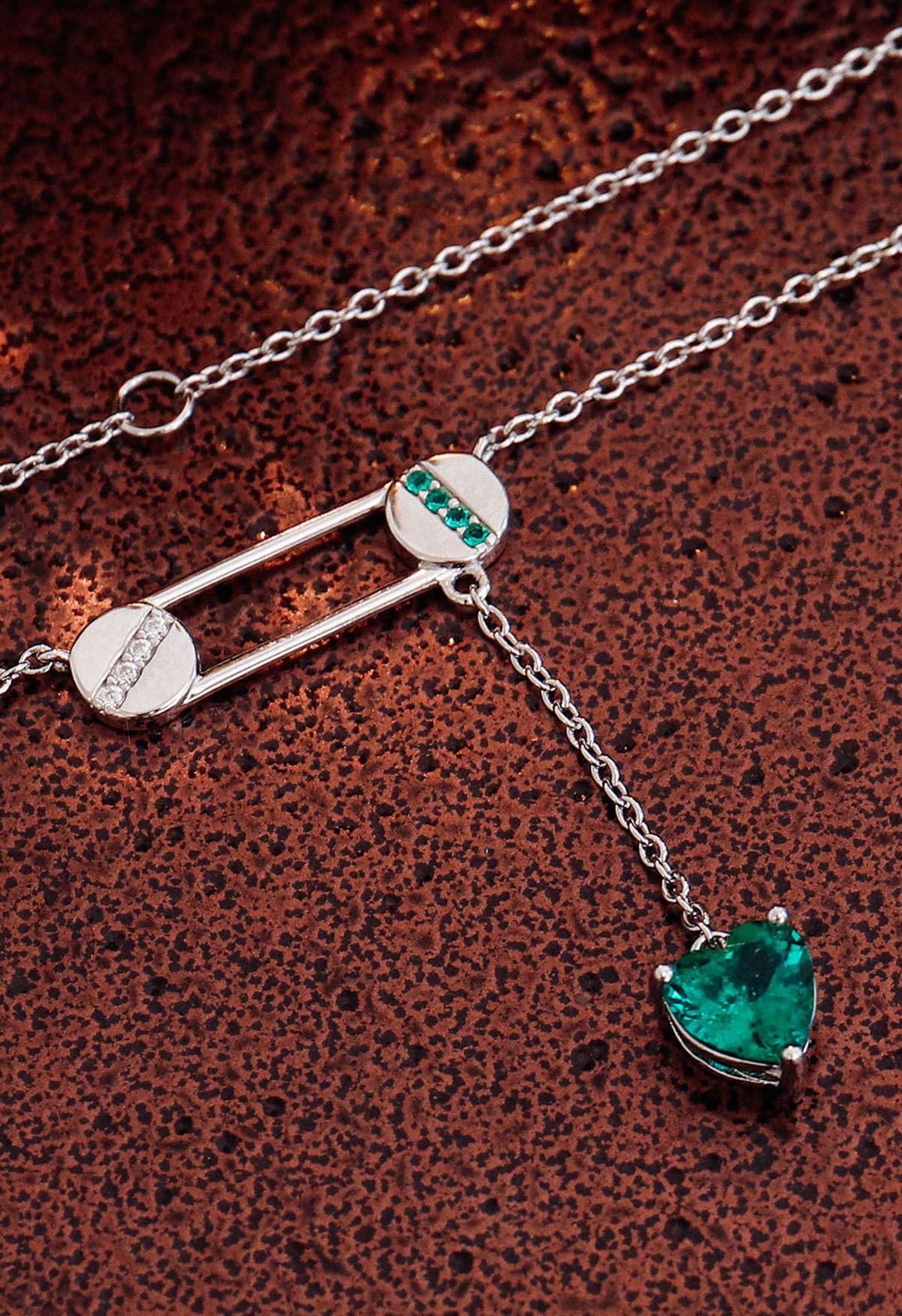 Collana con gemme di smeraldo a forma di cuore con graffetta