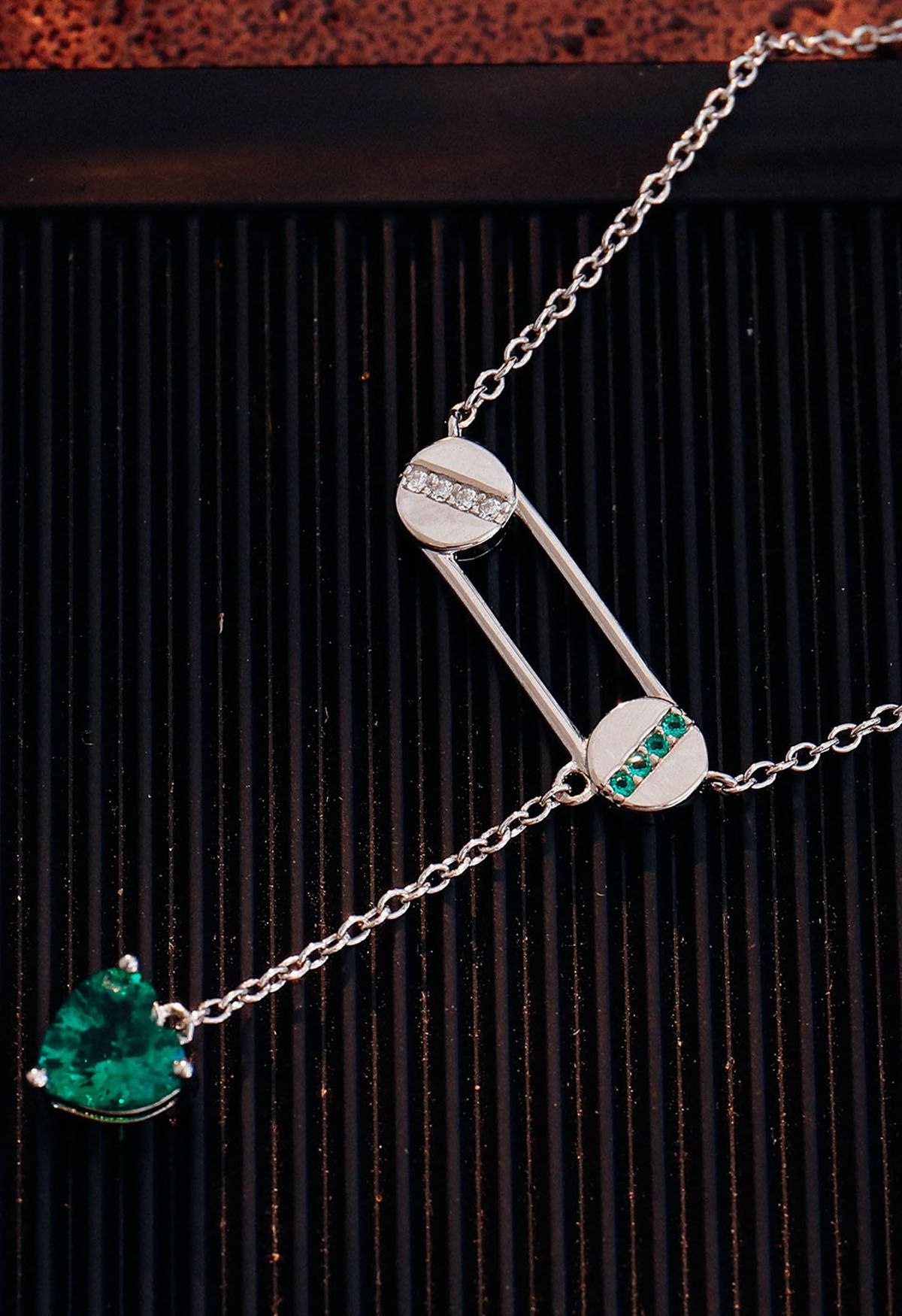 Collana con gemme di smeraldo a forma di cuore con graffetta