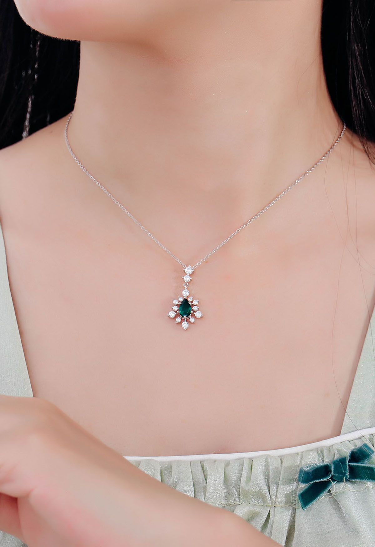 Collana con gemme di smeraldo a forma di fiocco di neve
