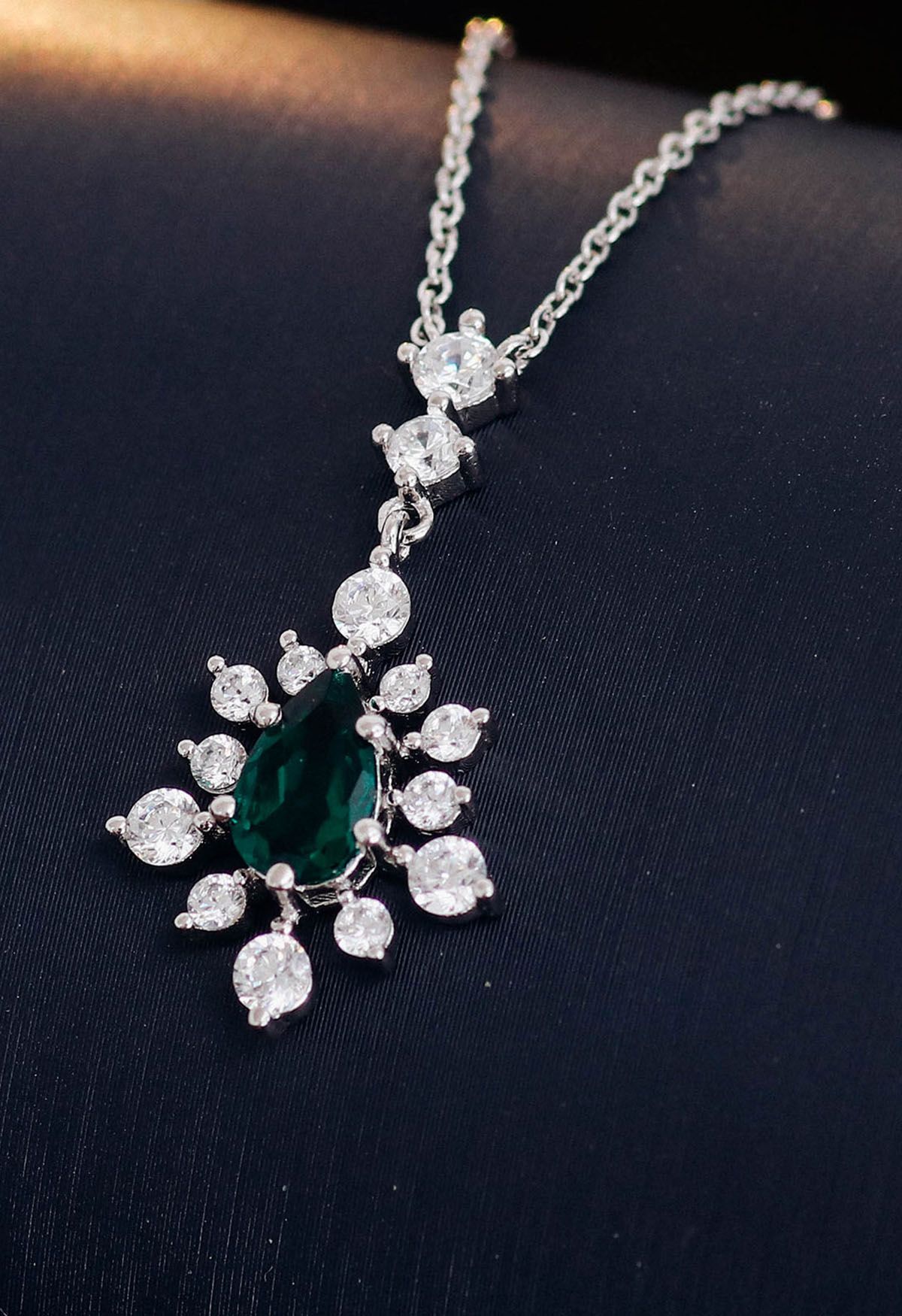 Collana con gemme di smeraldo a forma di fiocco di neve