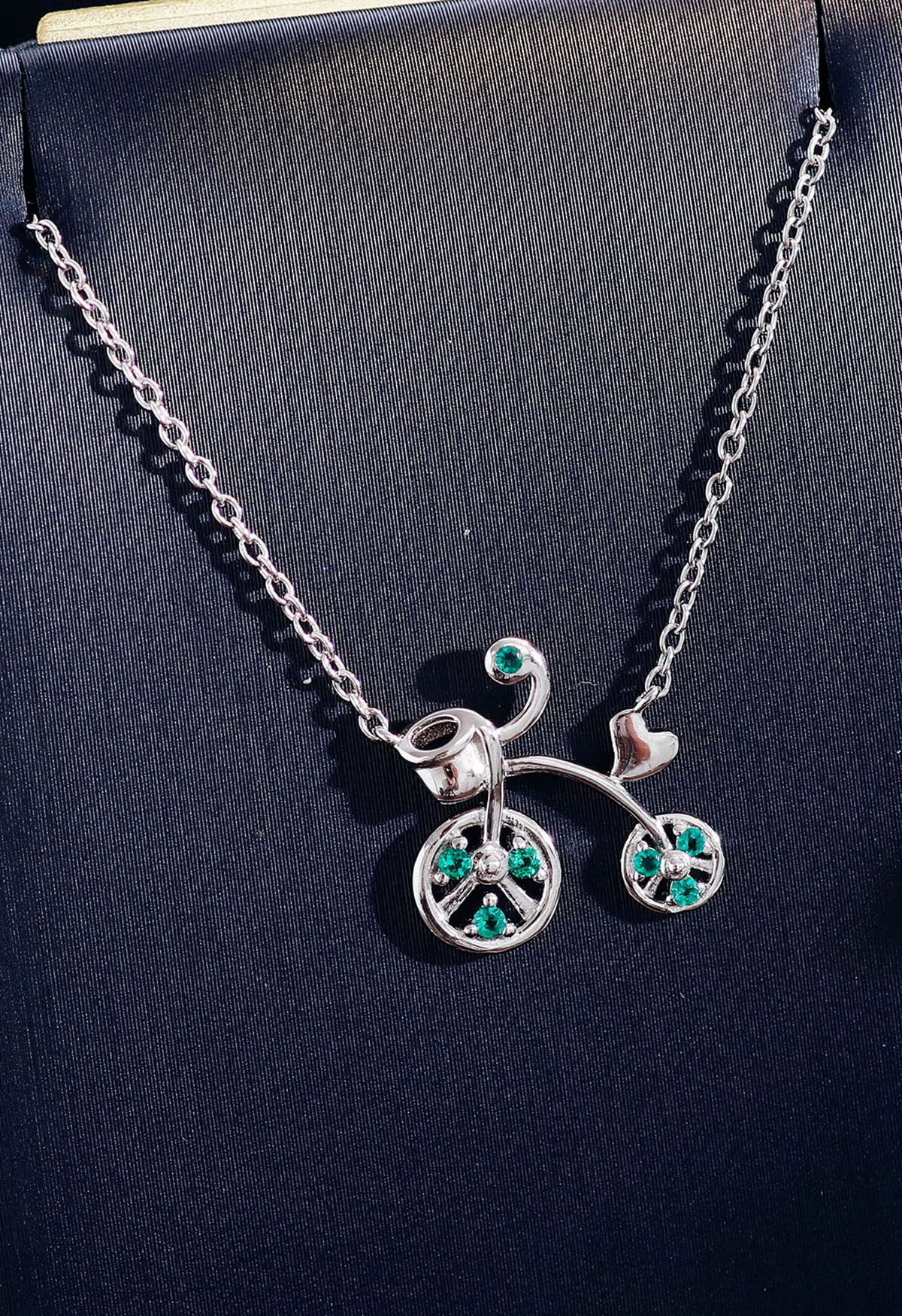 Collana con gemme di smeraldo a forma di bicicletta a ruota alta