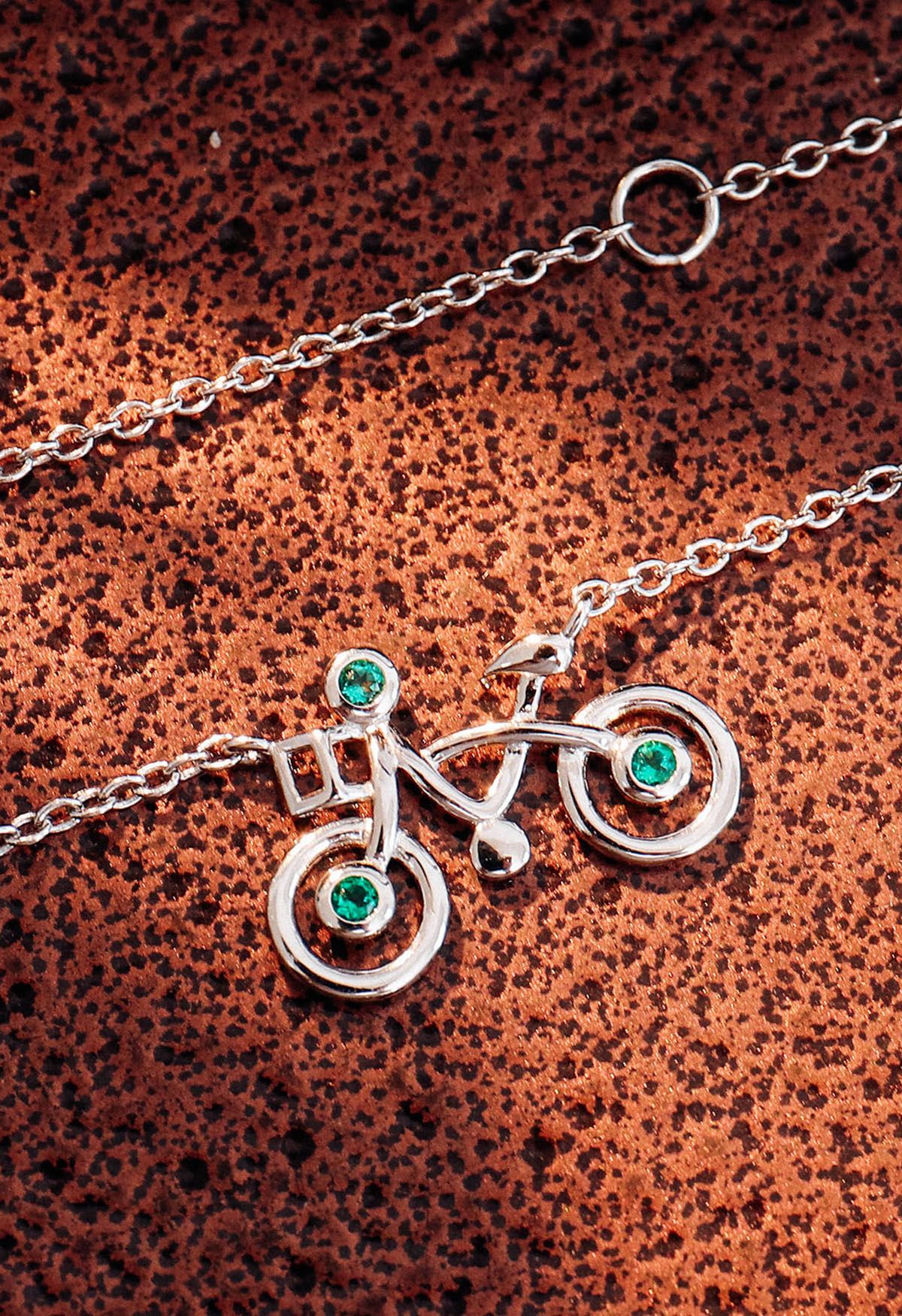 Collana con gemme di smeraldo a forma di bicicletta