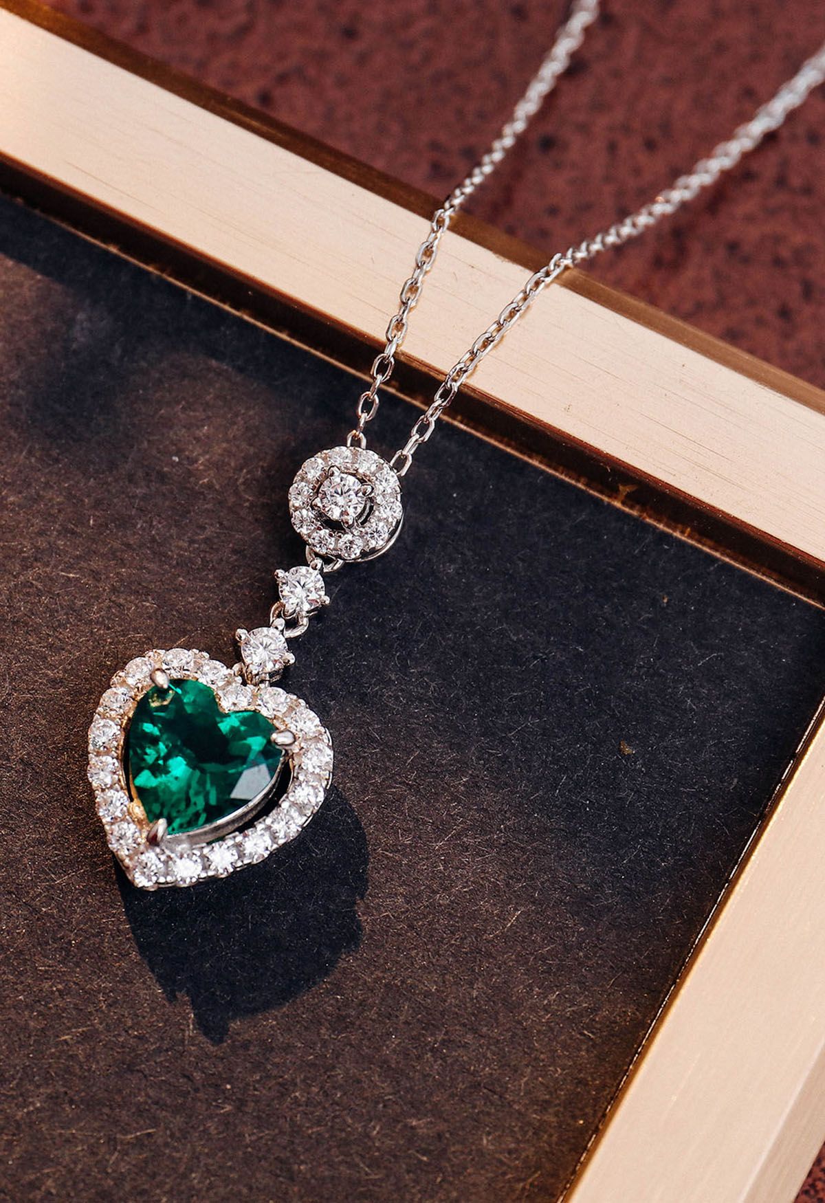 Collana con gemme di smeraldo a forma di cuore
