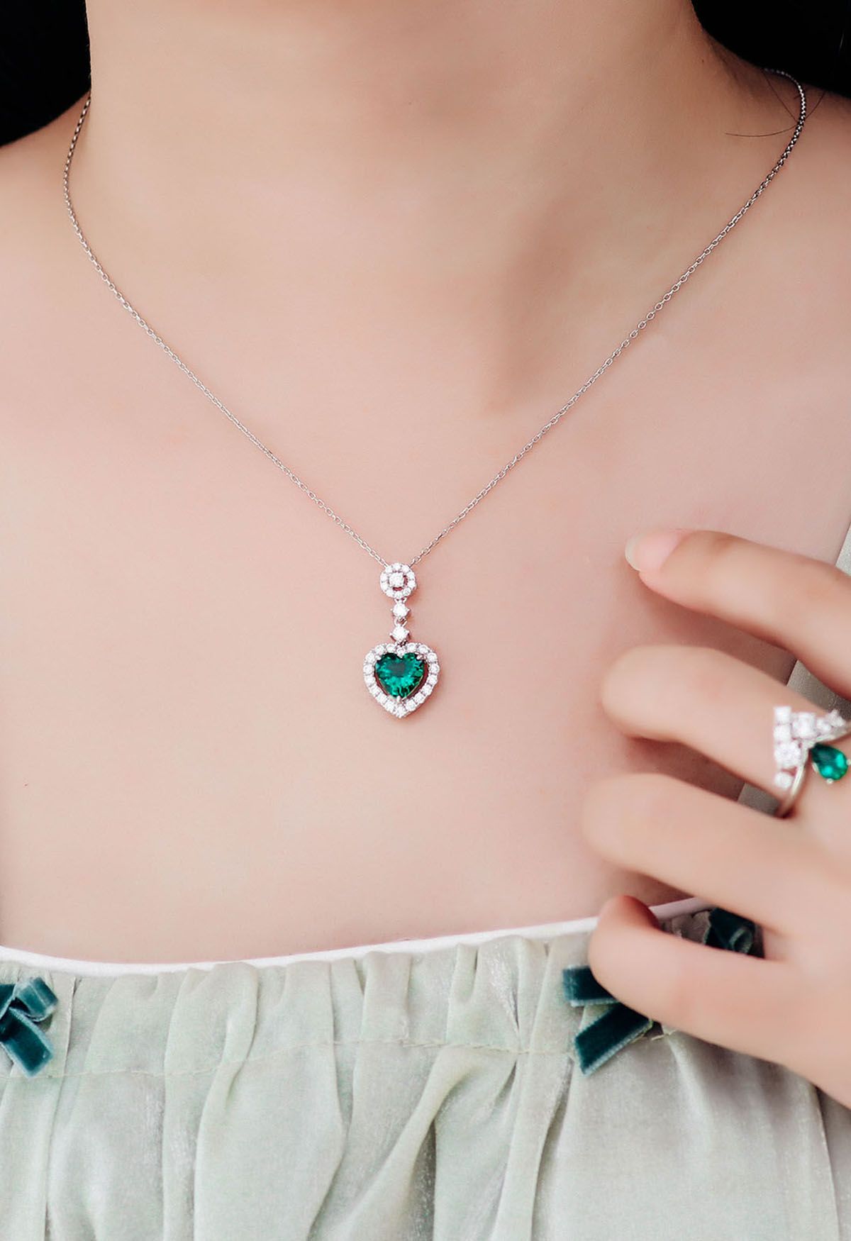 Collana con gemme di smeraldo a forma di cuore