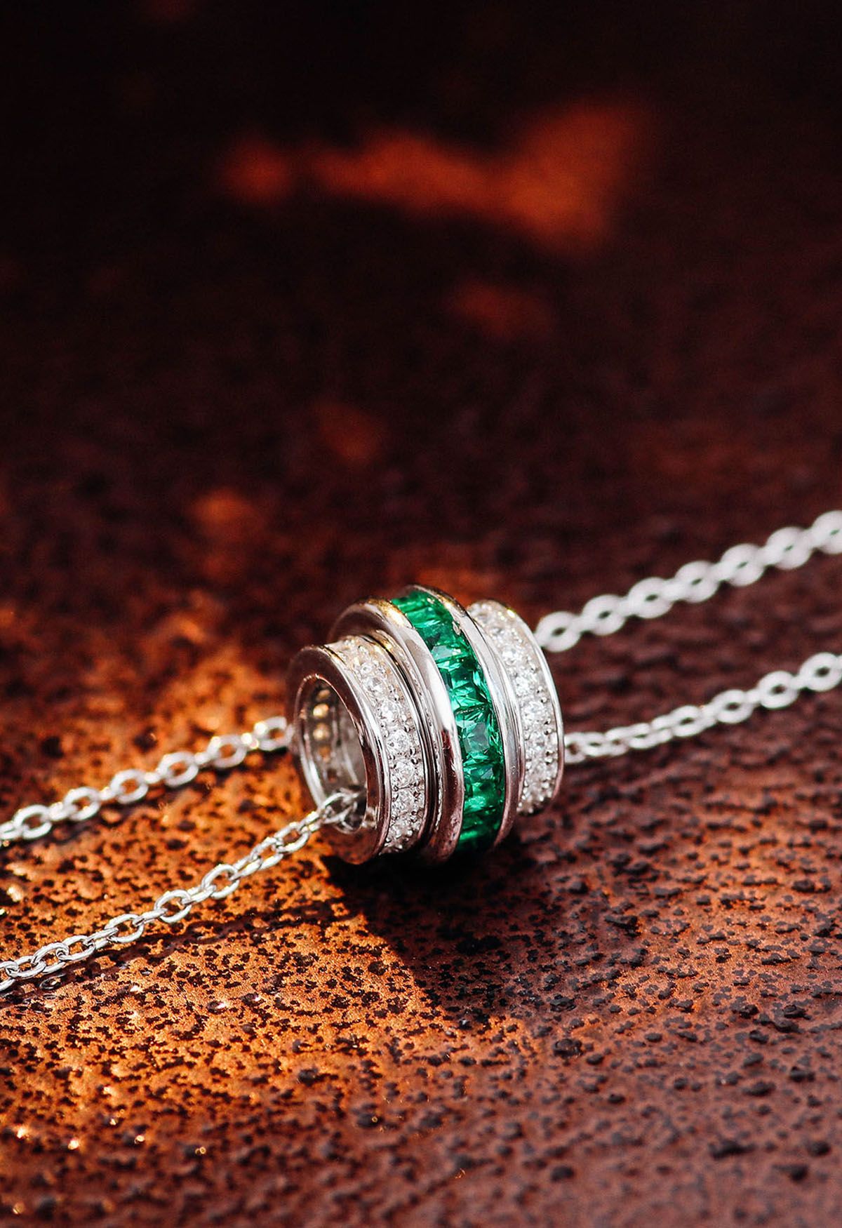 Collana di gemme di smeraldo tonda vuota