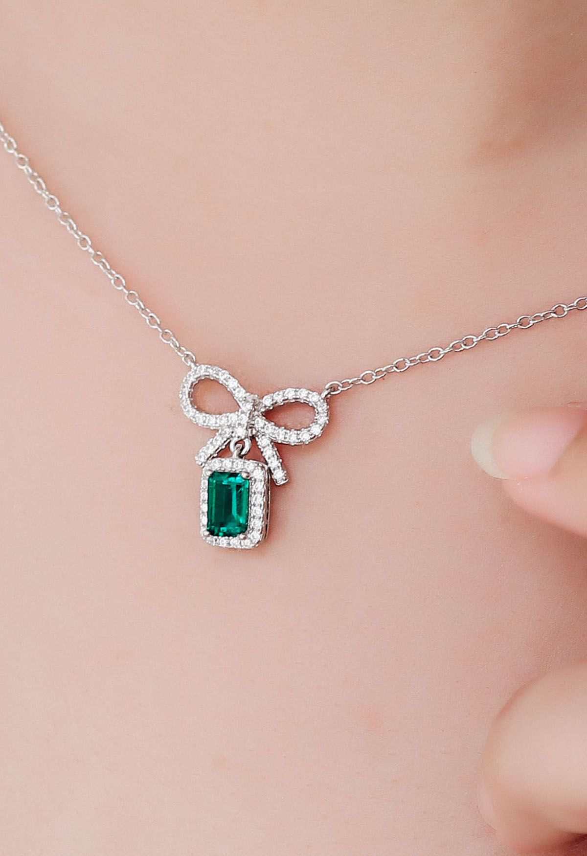 Collana di diamanti Bowknot con taglio smeraldo