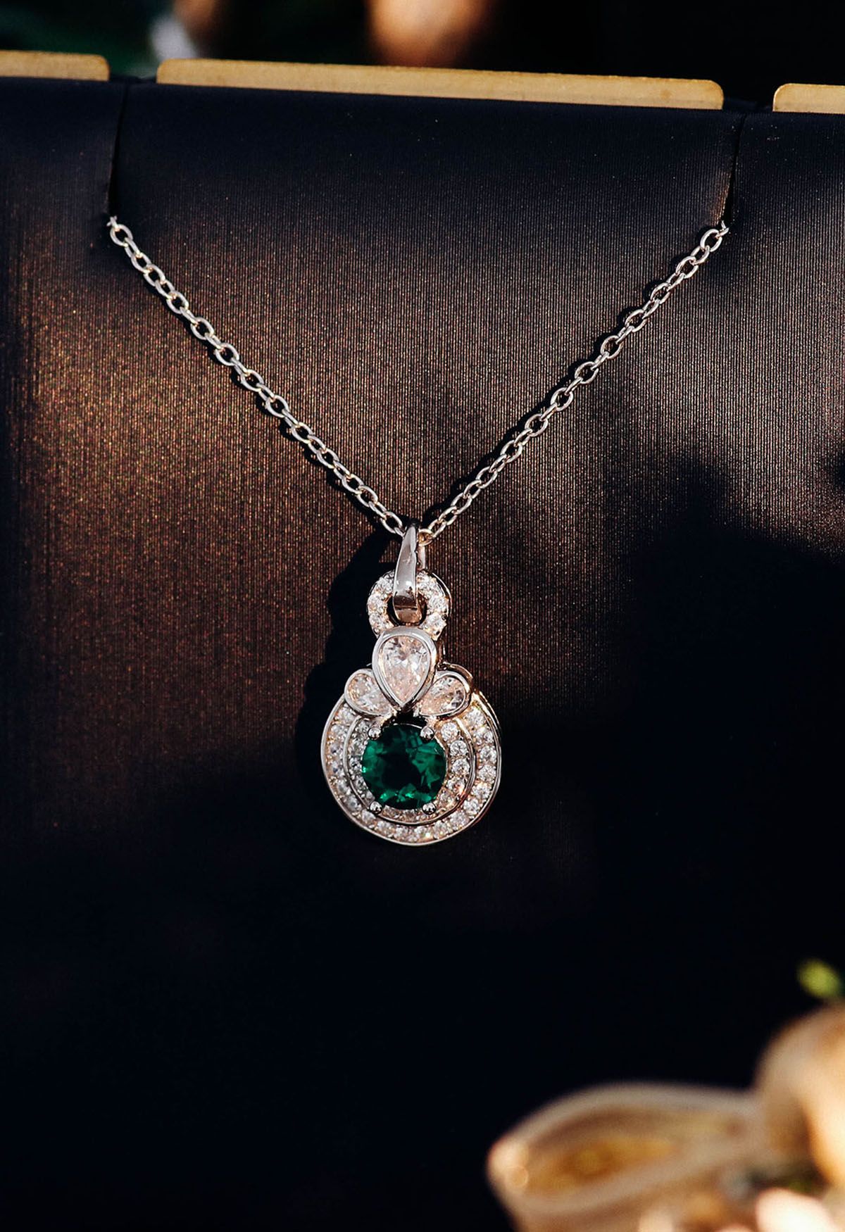 Collana arrotondata di diamanti smeraldo Halo