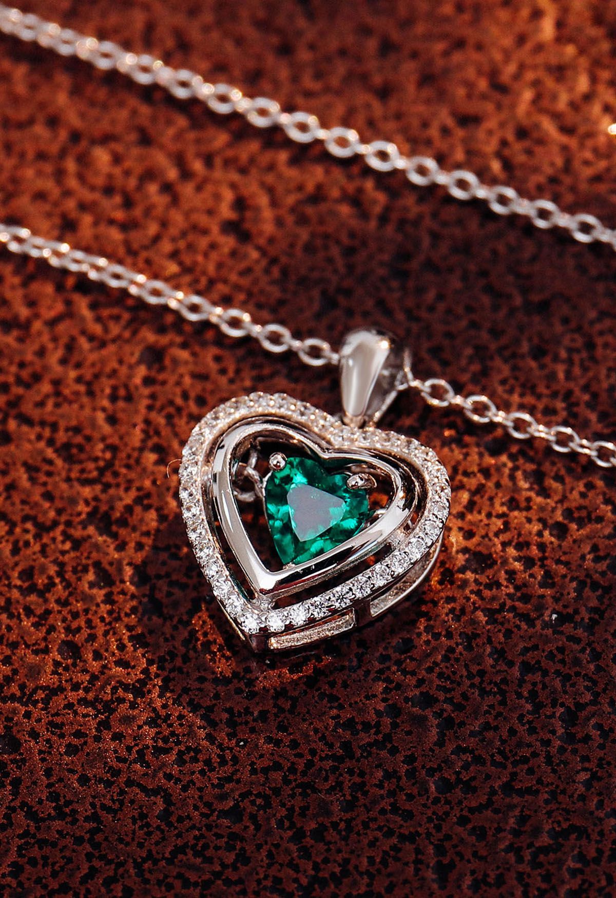 Collana con gemme di smeraldo a forma di cuore cavo