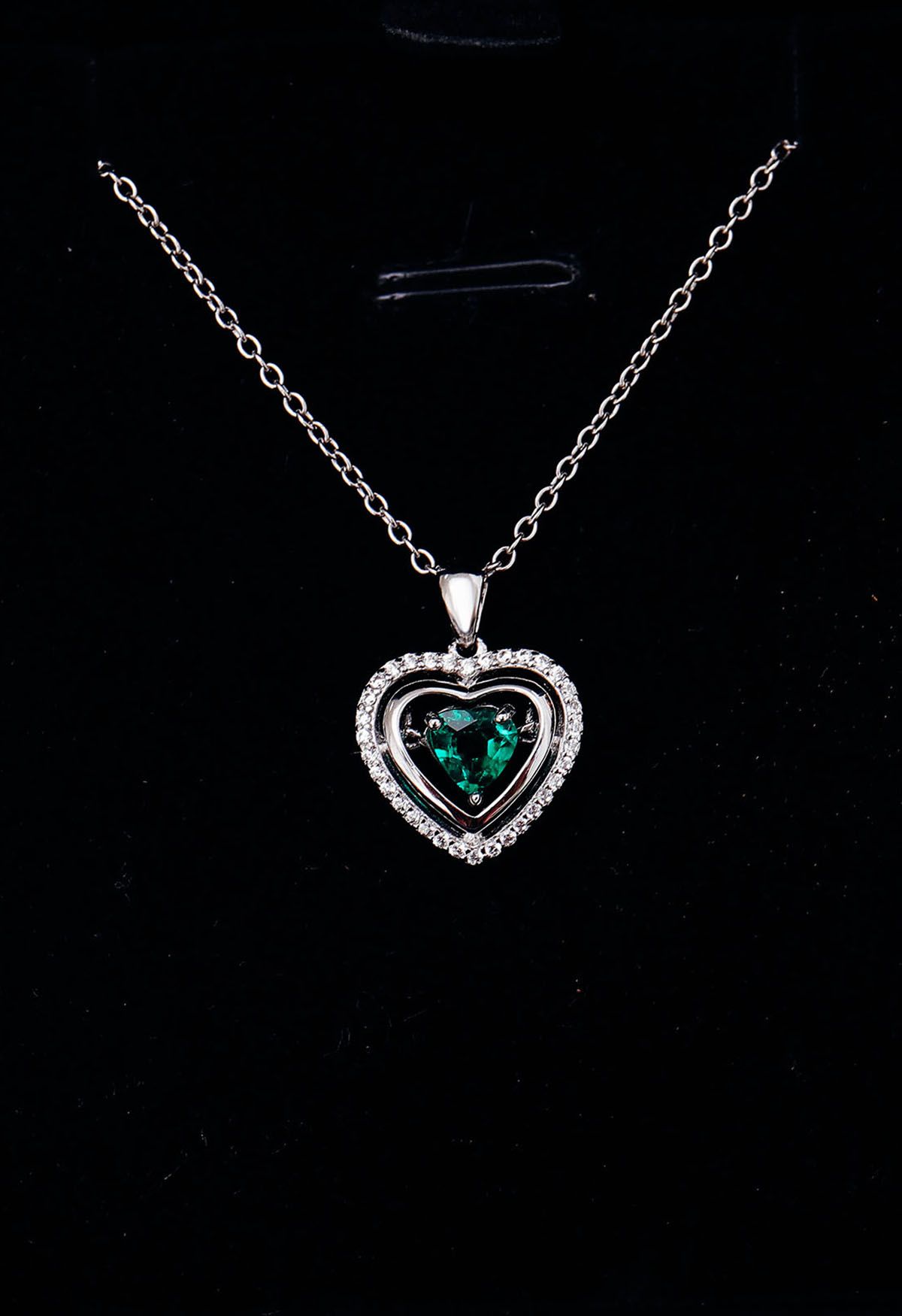 Collana con gemme di smeraldo a forma di cuore cavo