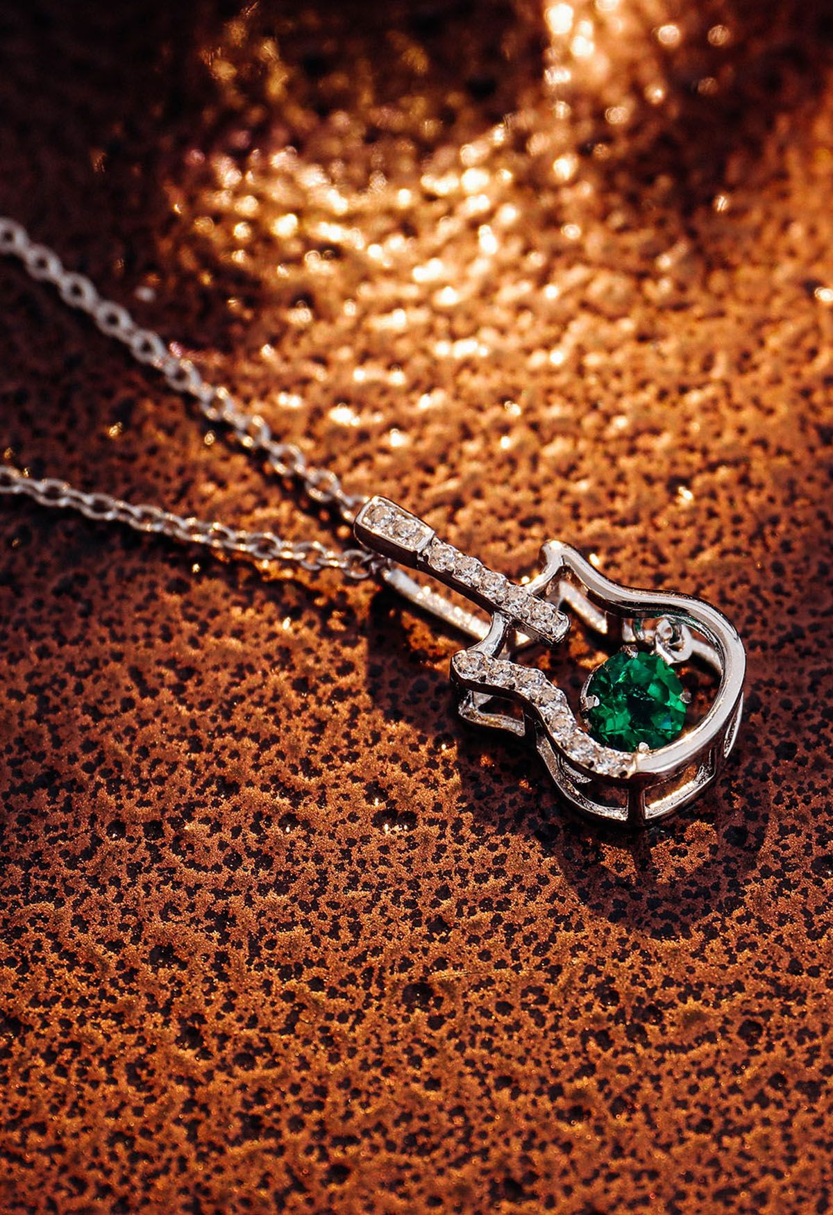 Collana con gemme di smeraldo a forma di chitarra