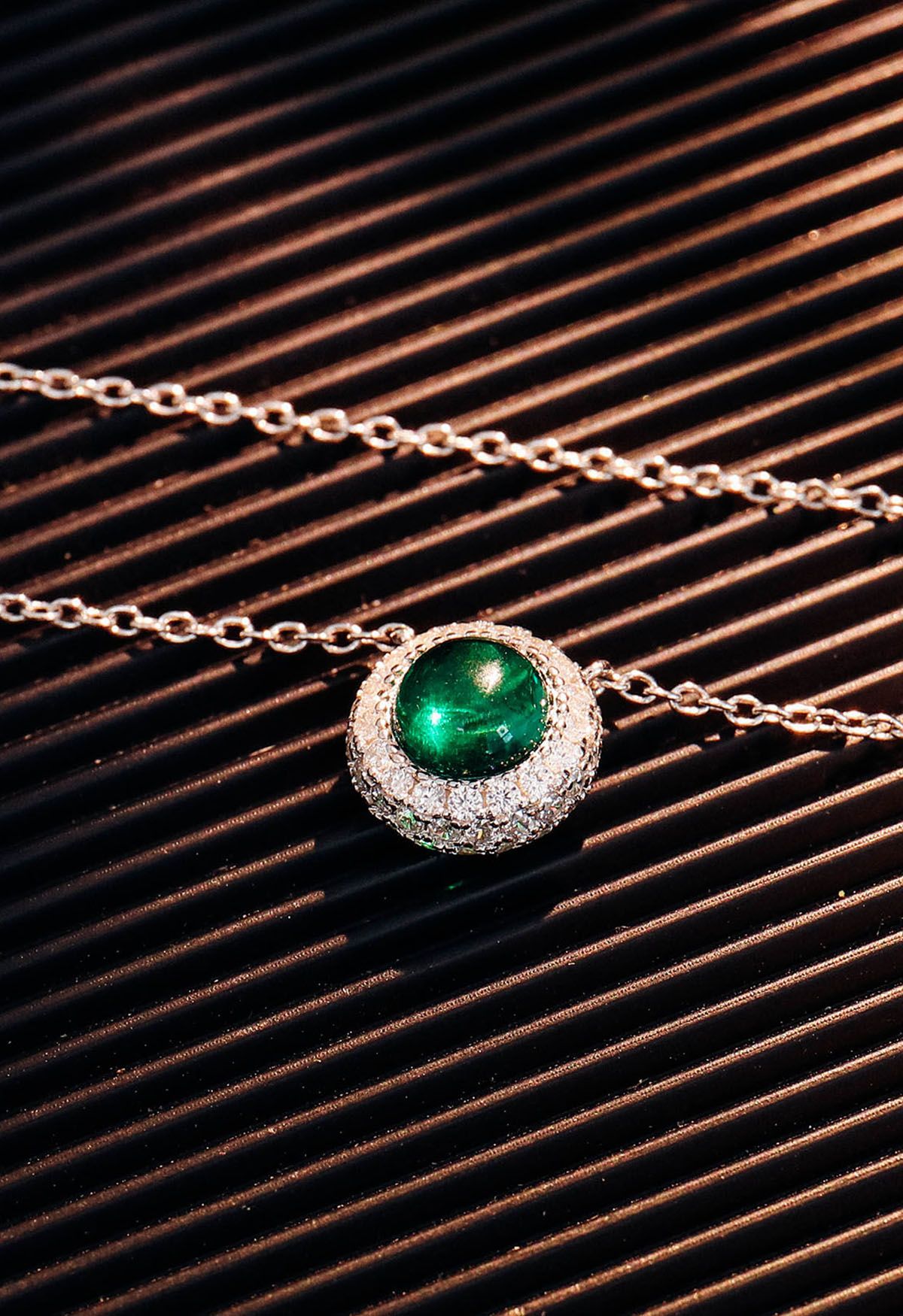 Collana di diamanti con gemme di smeraldo Halo