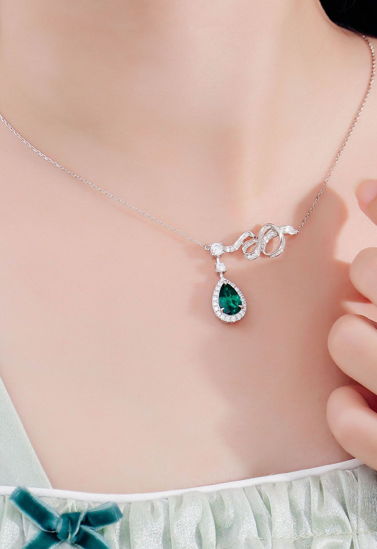 Collana con gemme di smeraldo Halo a forma di pera