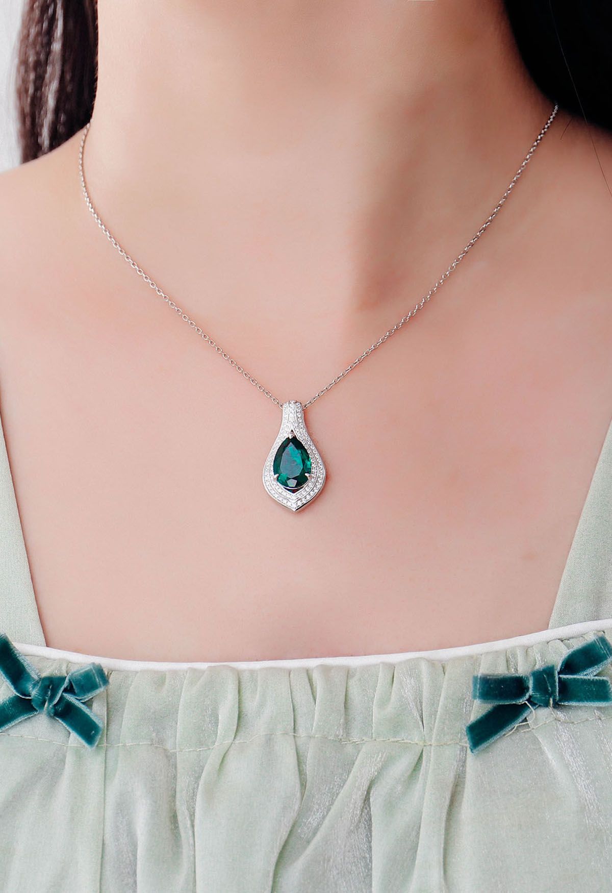 Collana con gemme di smeraldo a forma di pera