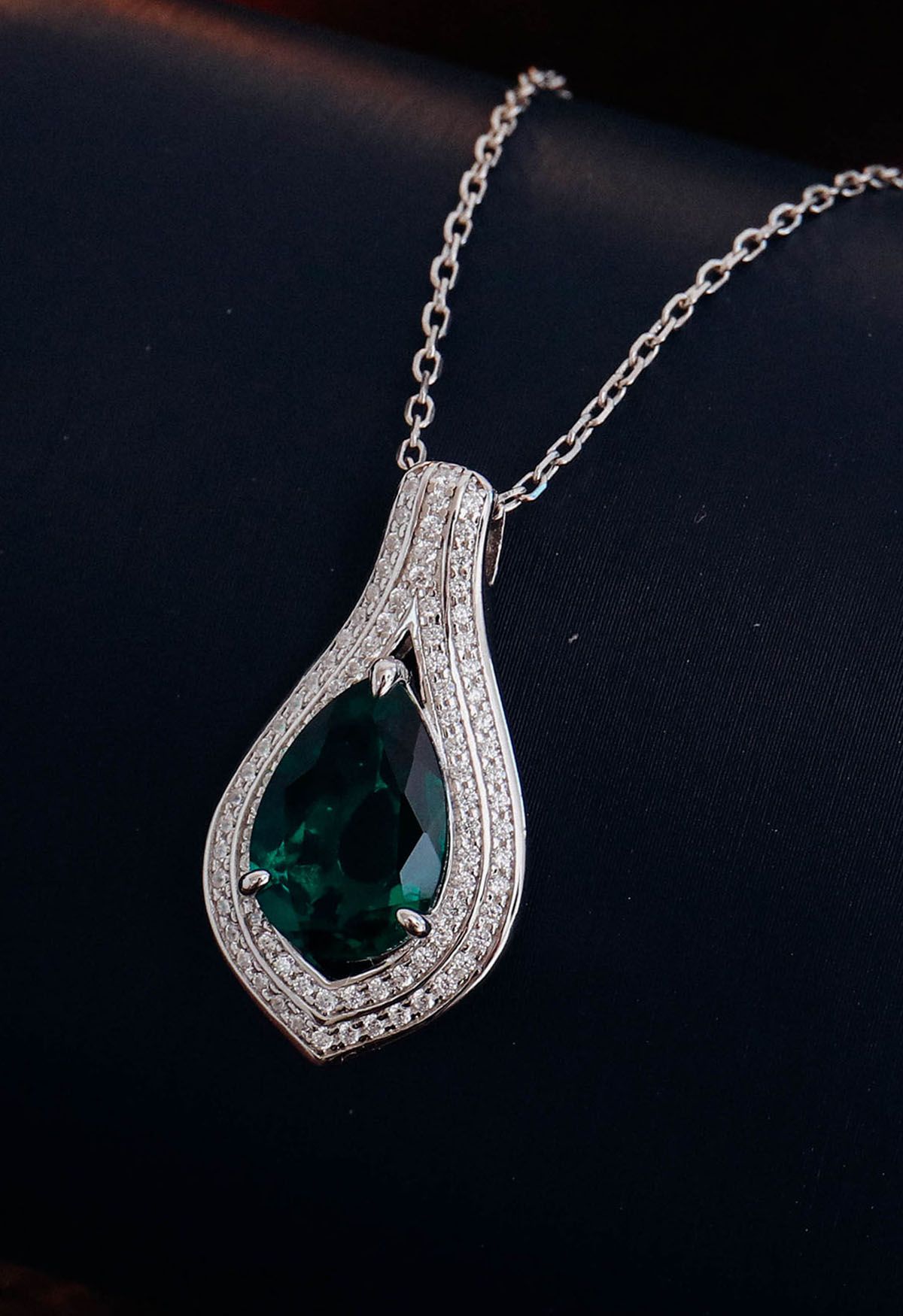 Collana con gemme di smeraldo a forma di pera
