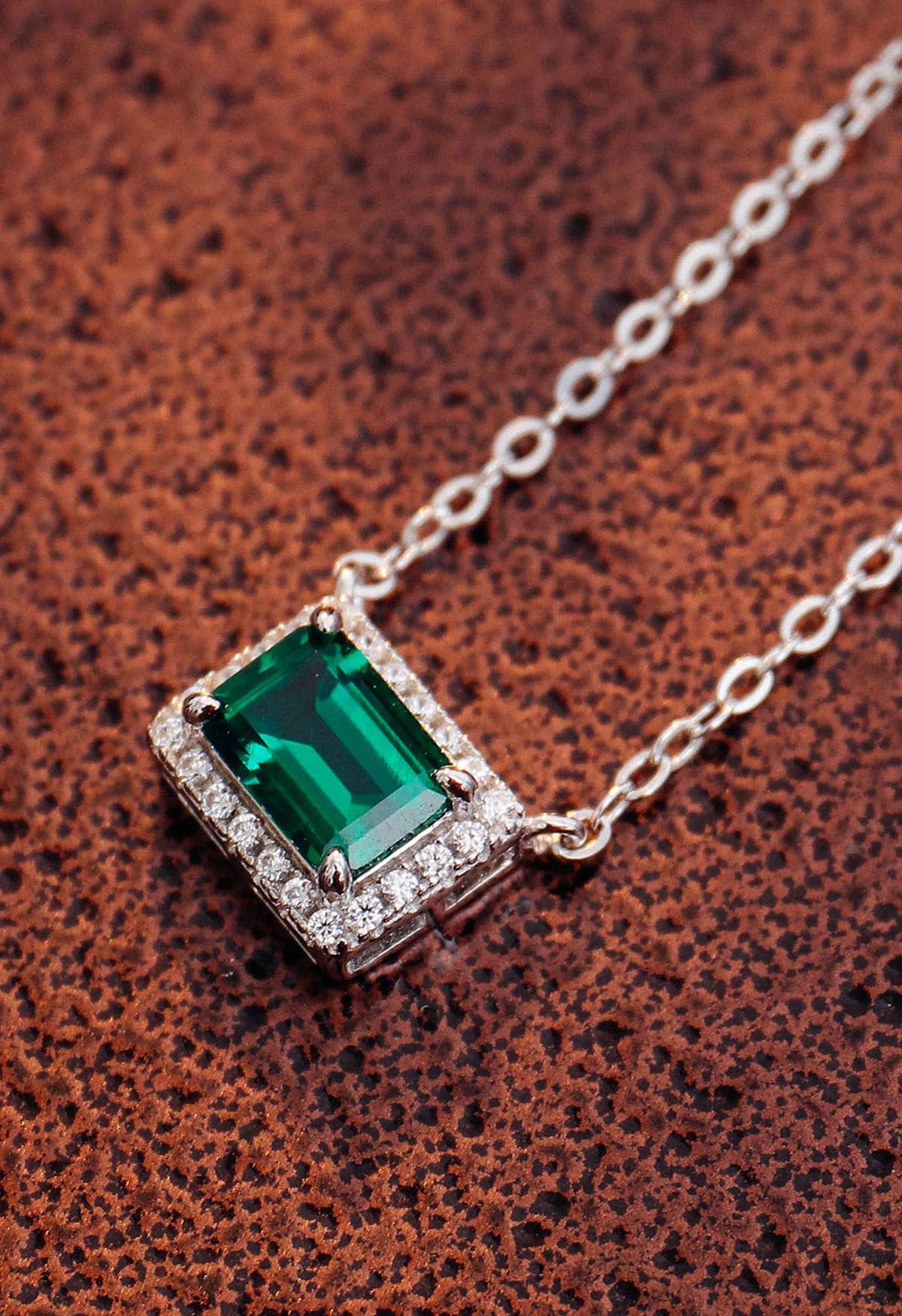 Collana con gemme Halo taglio smeraldo
