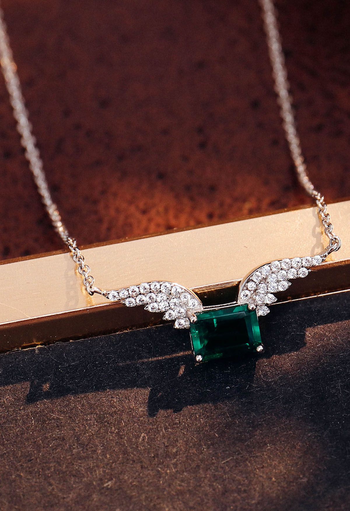 Collana di gemme di smeraldo con decorazioni di ali