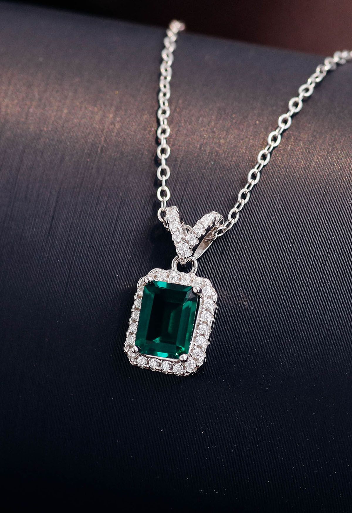 Collana con gemme di smeraldo e diamanti a forma di V