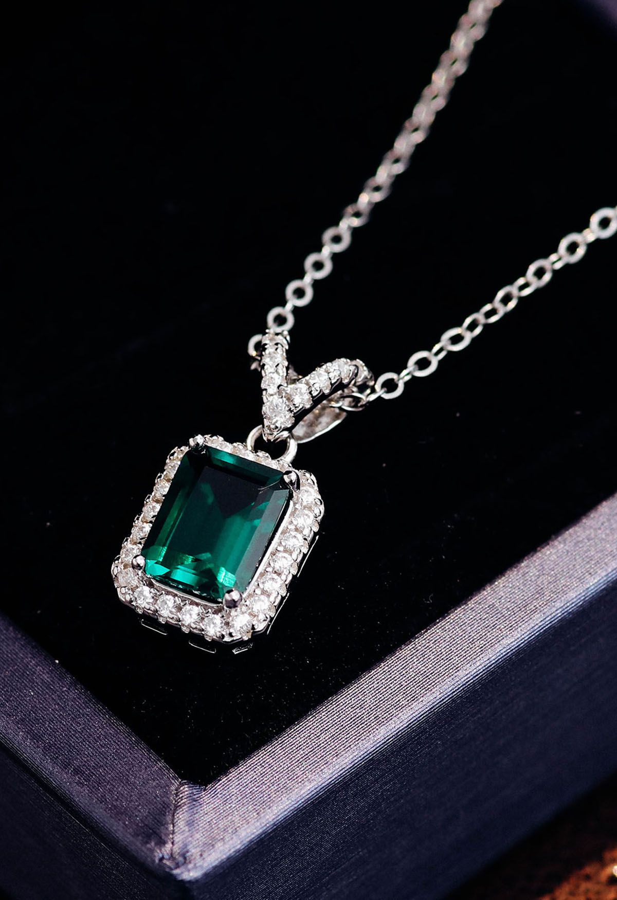 Collana con gemme di smeraldo e diamanti a forma di V