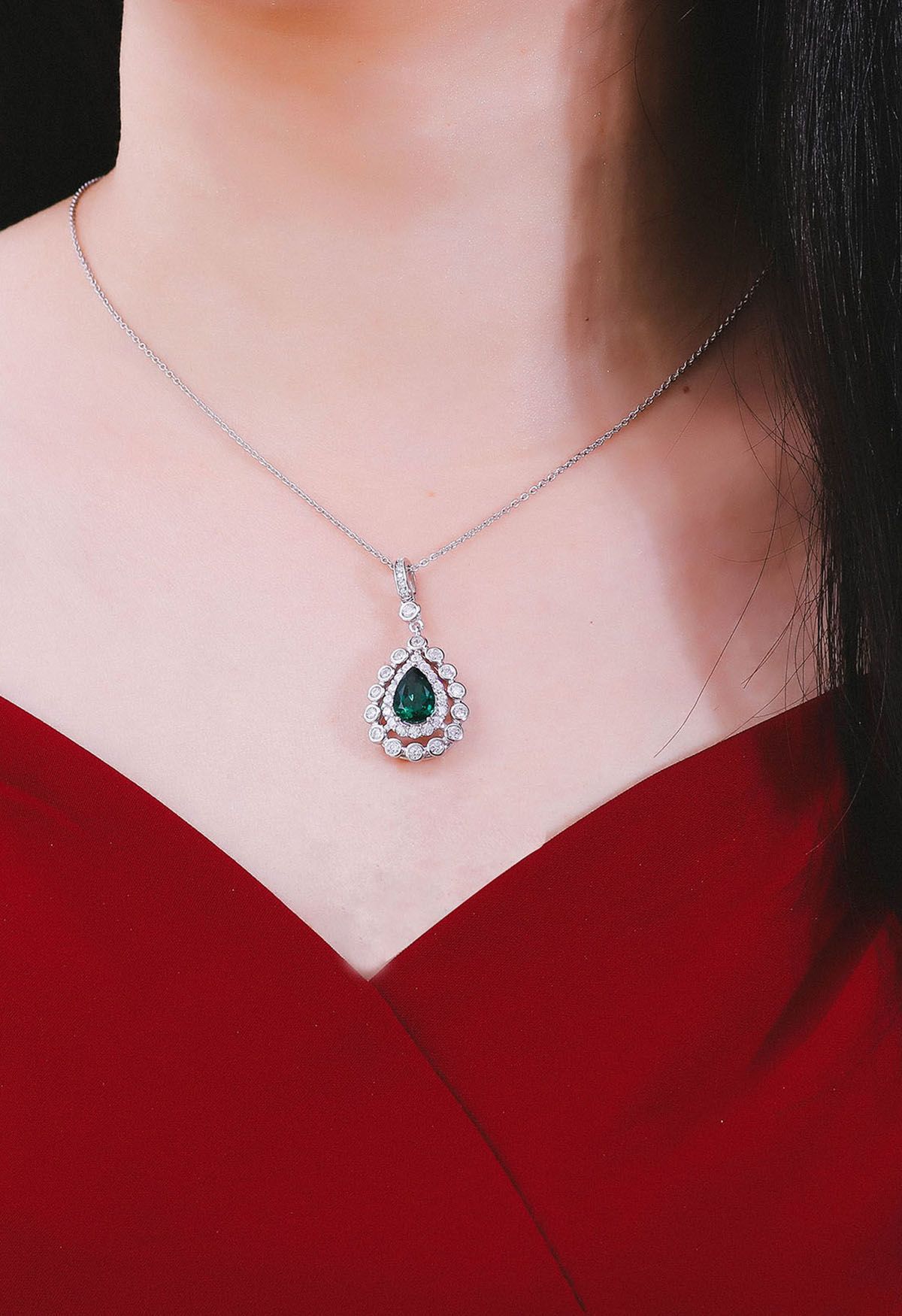 Collana con rifiniture di diamanti con gemme di smeraldo di pera