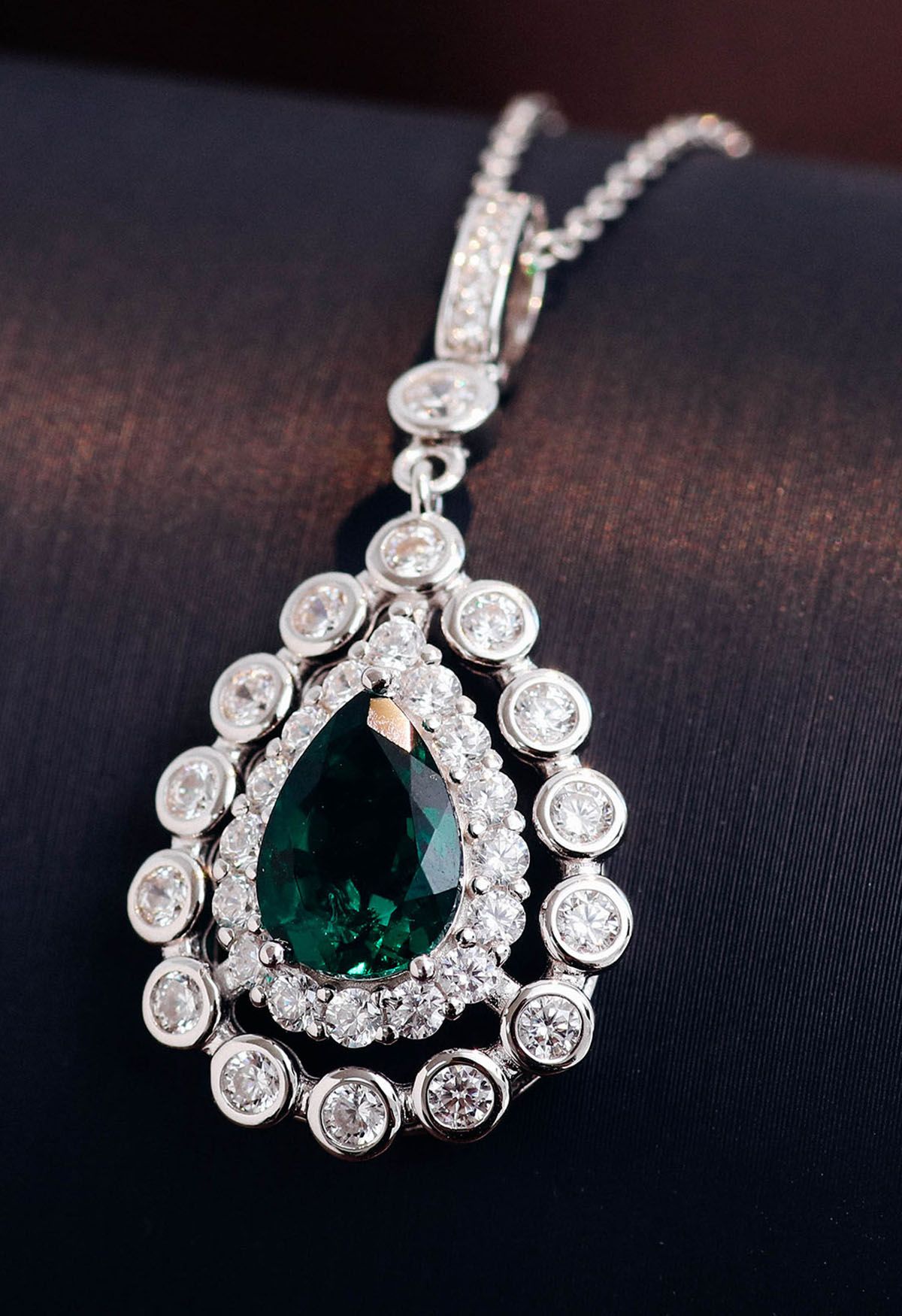 Collana con rifiniture di diamanti con gemme di smeraldo di pera