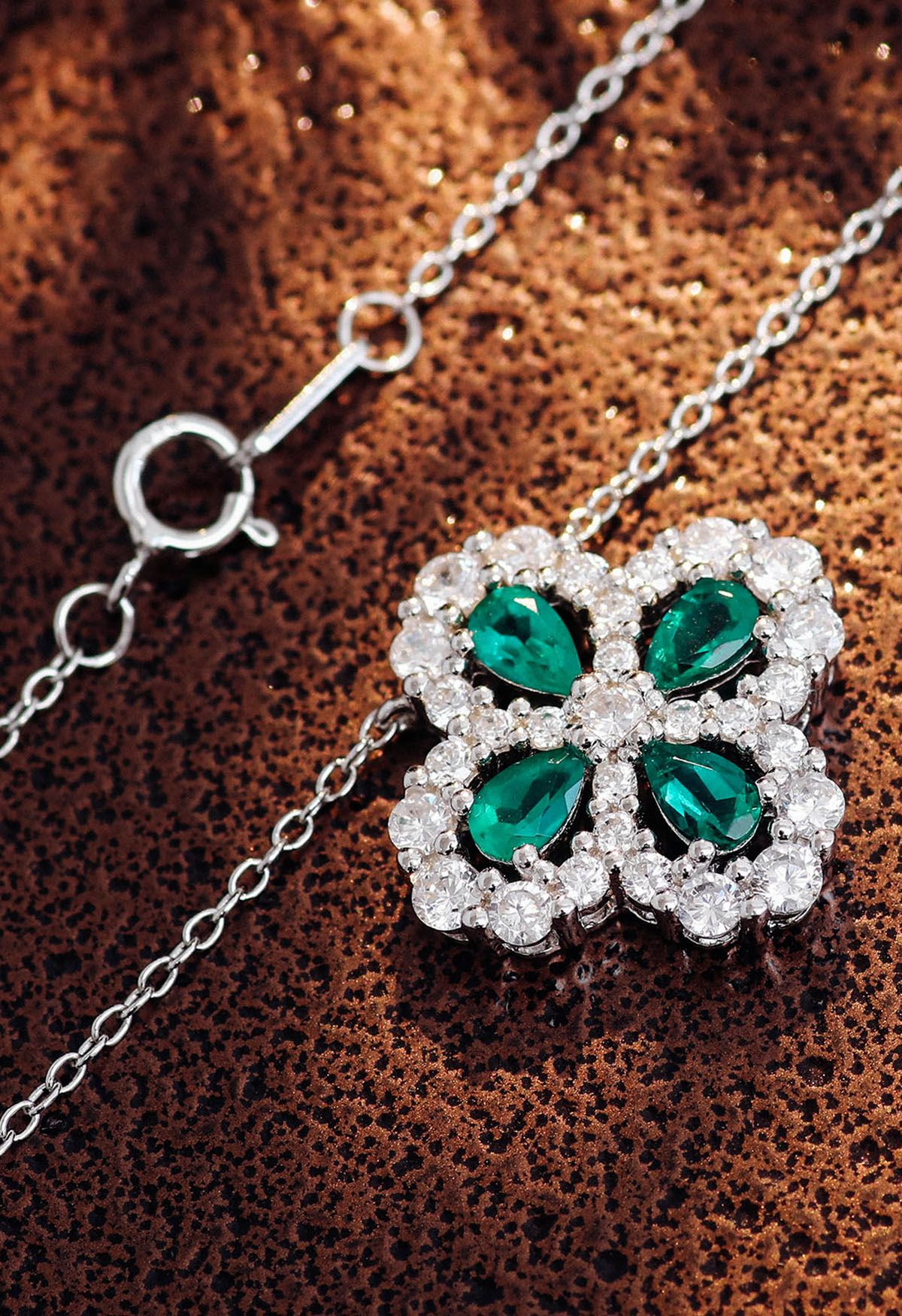 Collana con gemme di smeraldo quadrifoglio