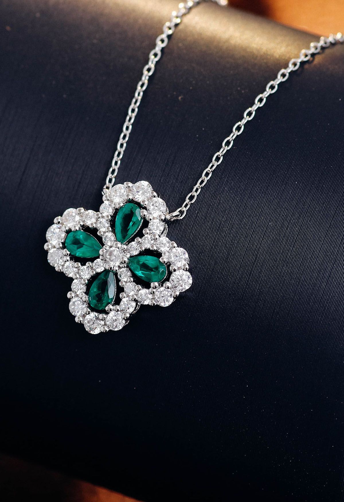 Collana con gemme di smeraldo quadrifoglio