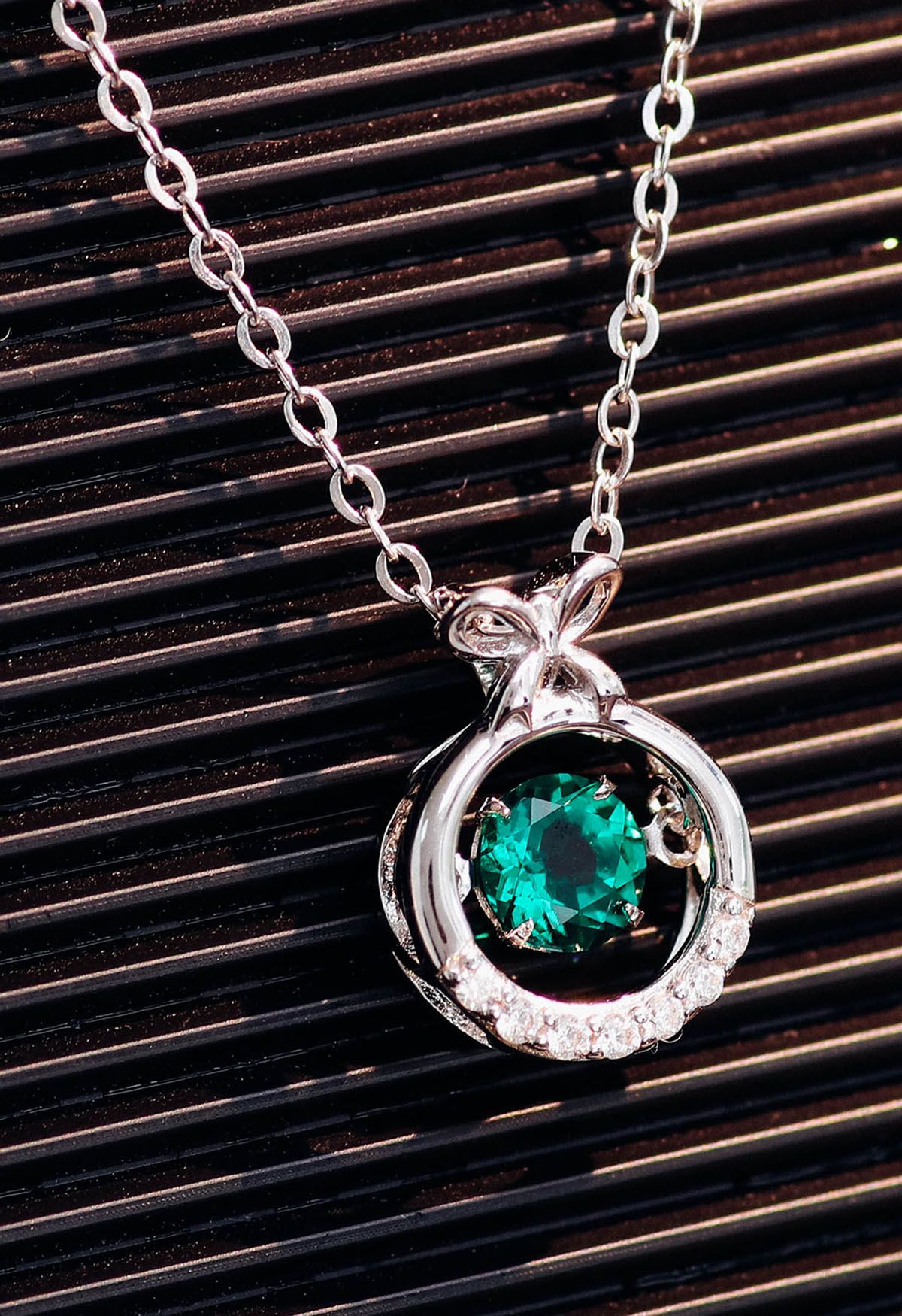 Collana con gemme di smeraldo arrotondate scavate