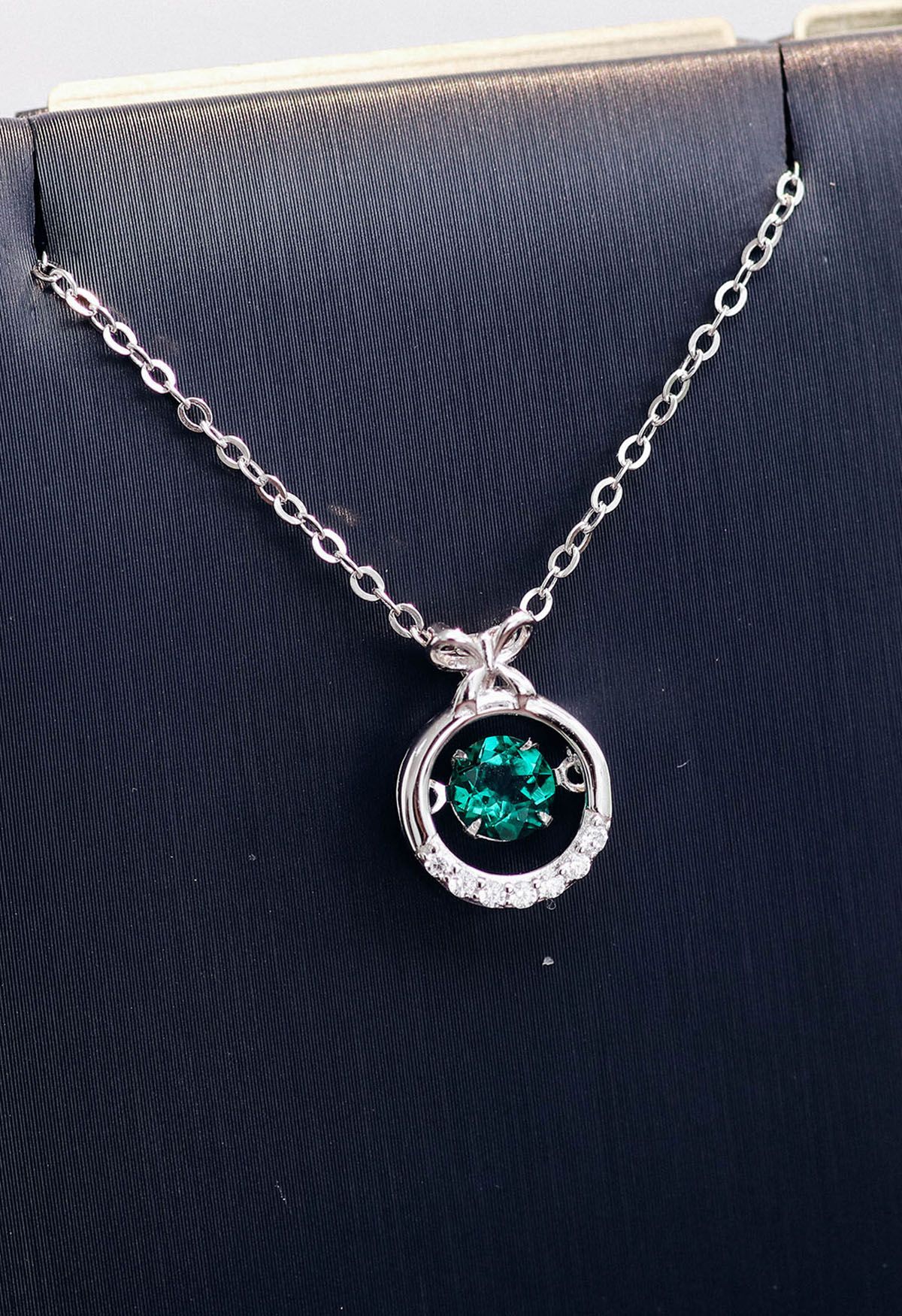 Collana con gemme di smeraldo arrotondate scavate
