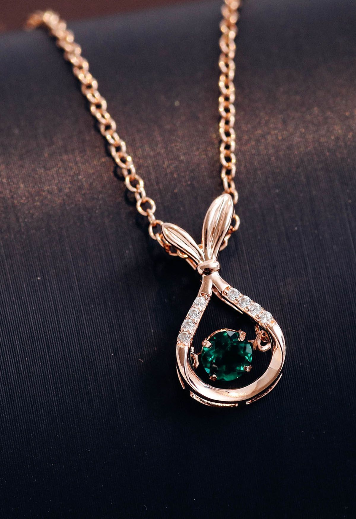 Collana con gemme di smeraldo a forma di pera scavata
