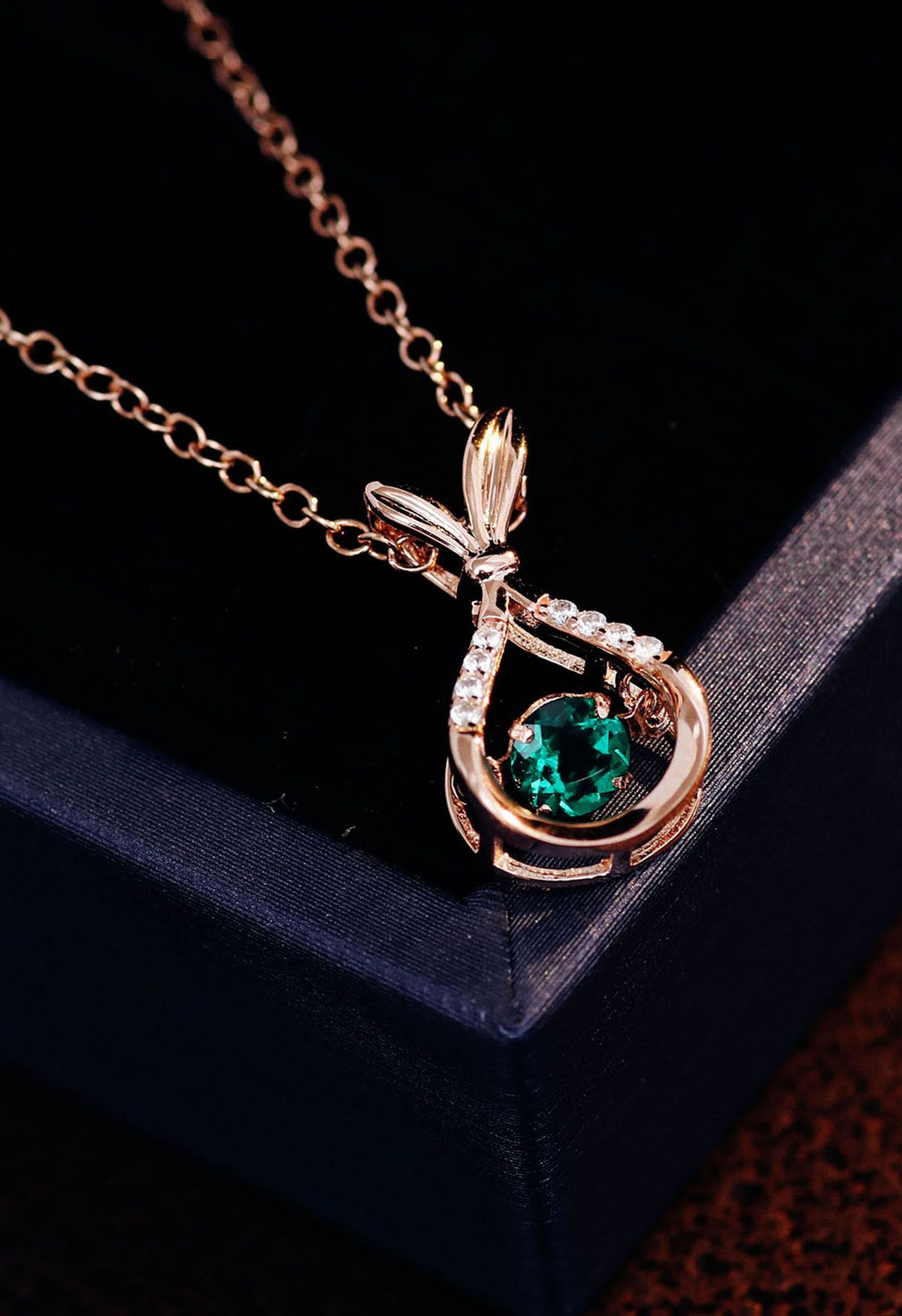 Collana con gemme di smeraldo a forma di pera scavata